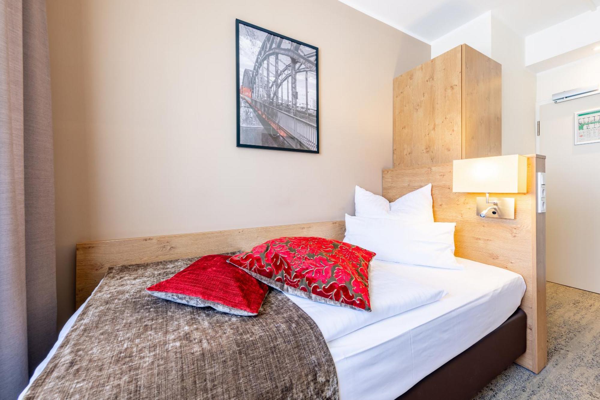 Standard Single Room,1611057363:JPEG