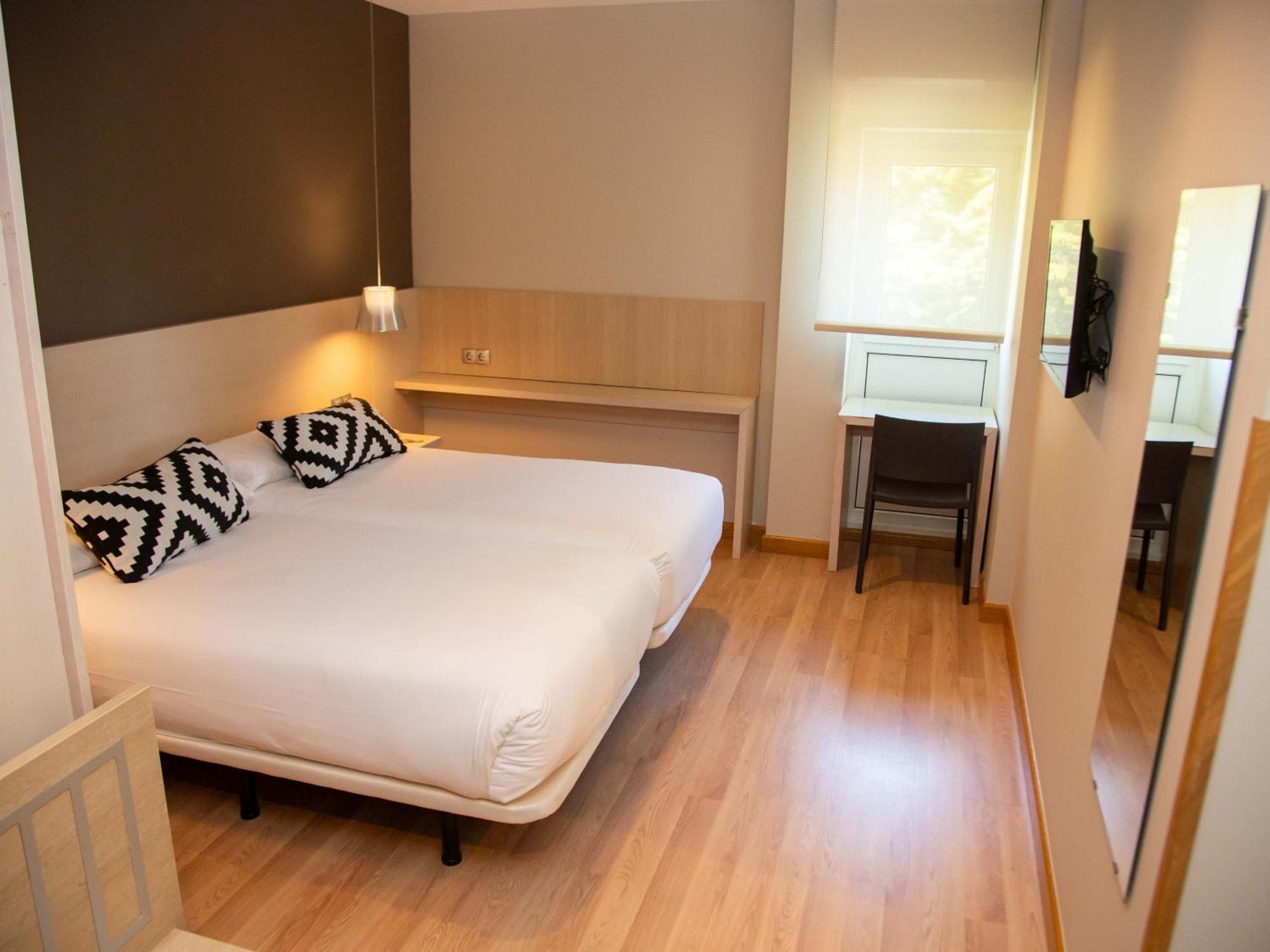 Twin Room,1611059550:JPEG
