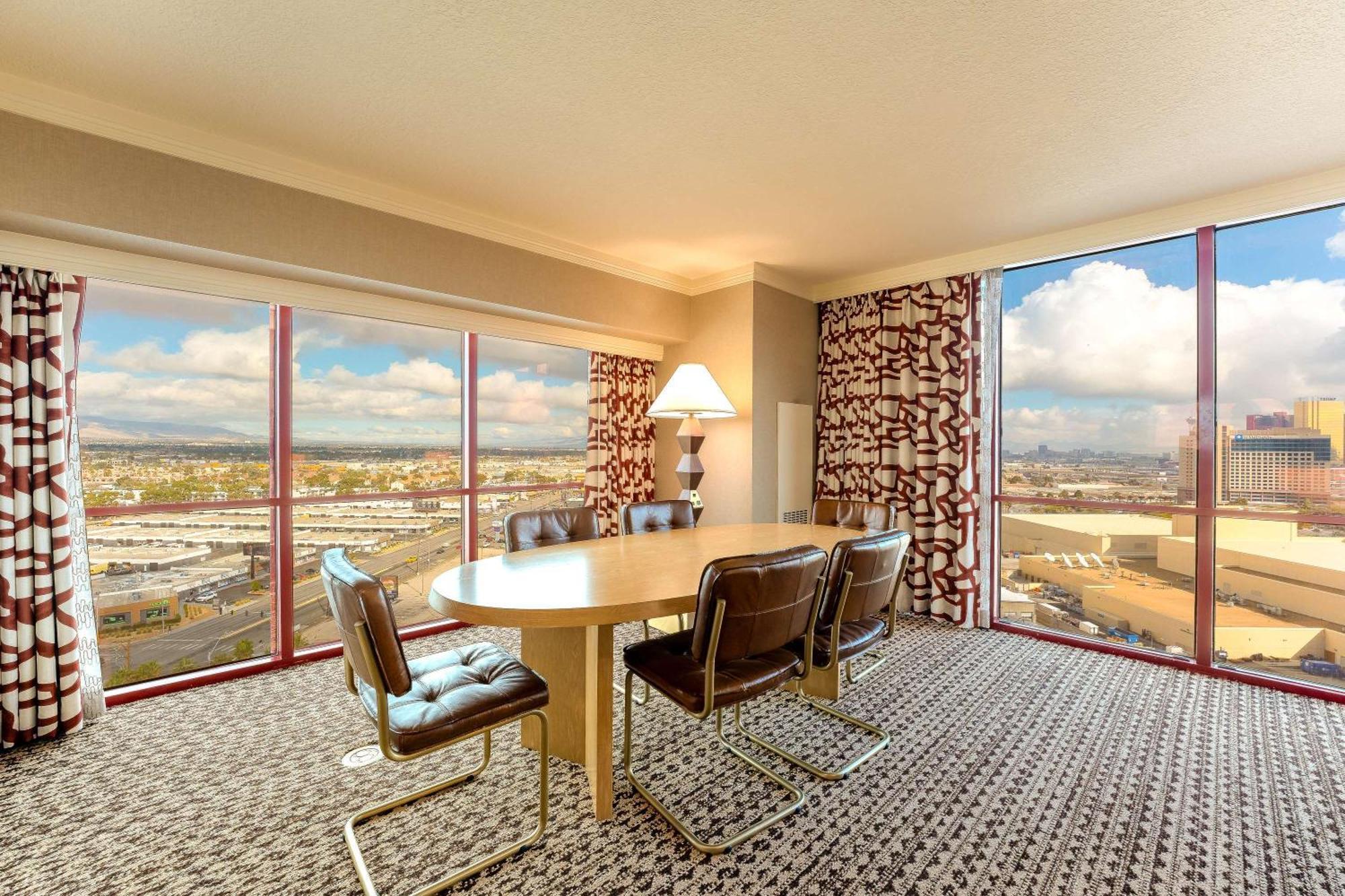 Remodeled 1 Bedroom Suite 2 Queen Beds High Floor