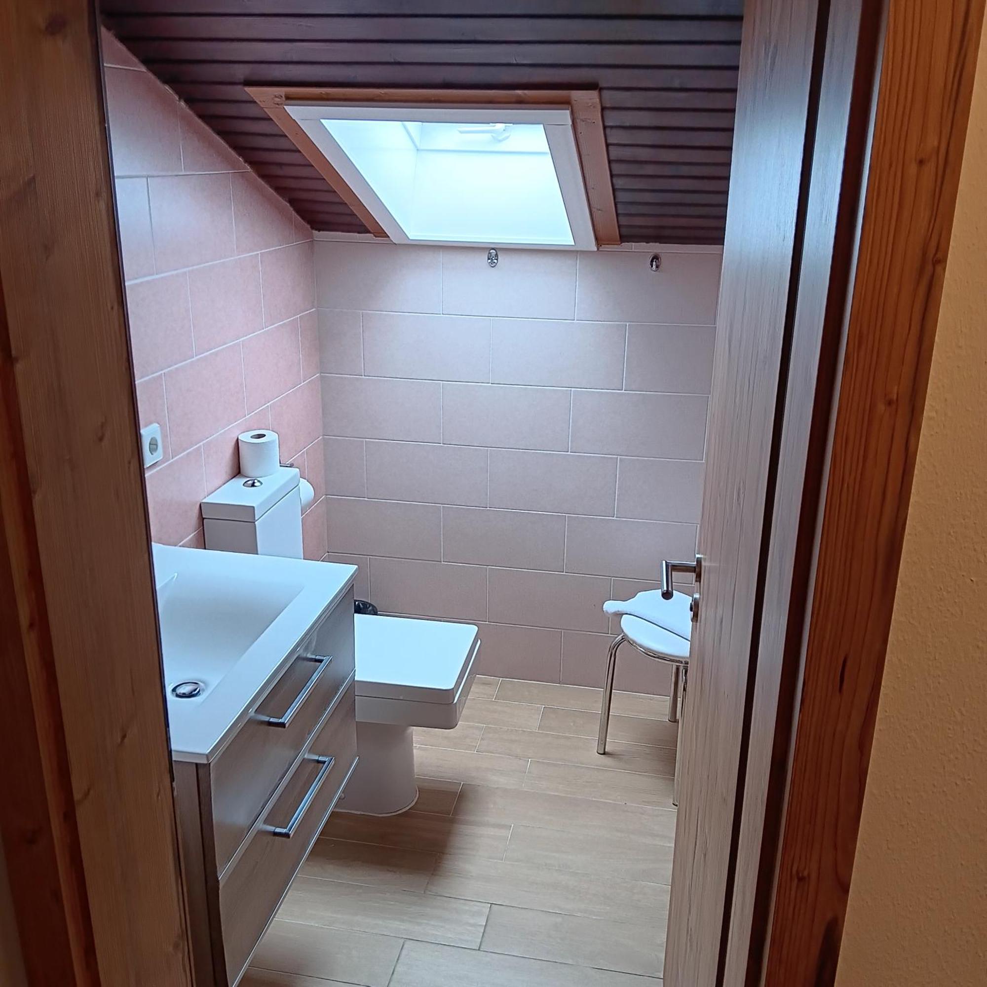 Double Room Private External Bathroom,1611077654:JPEG