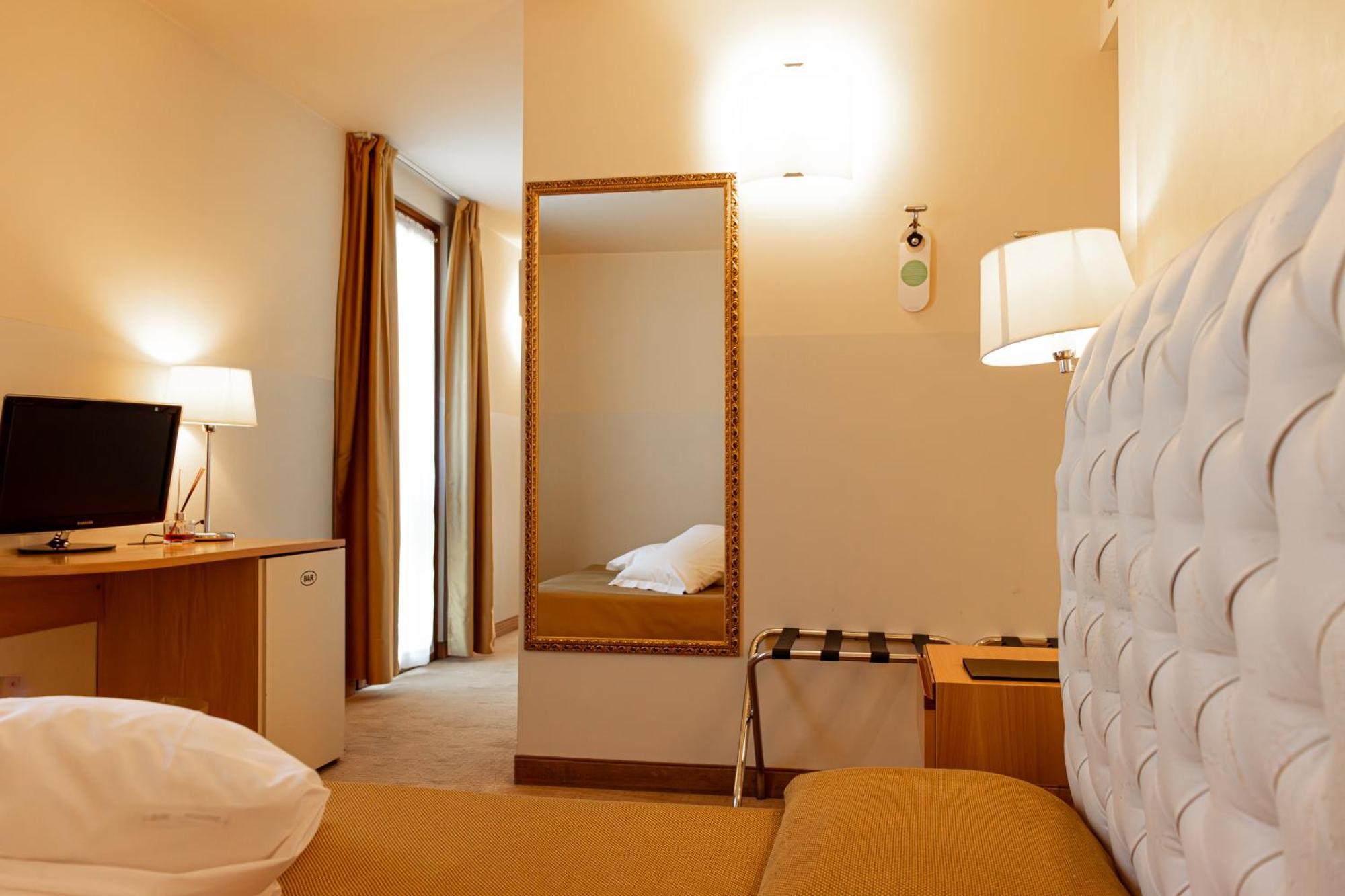 Triple Room Terrace Partial Lake View