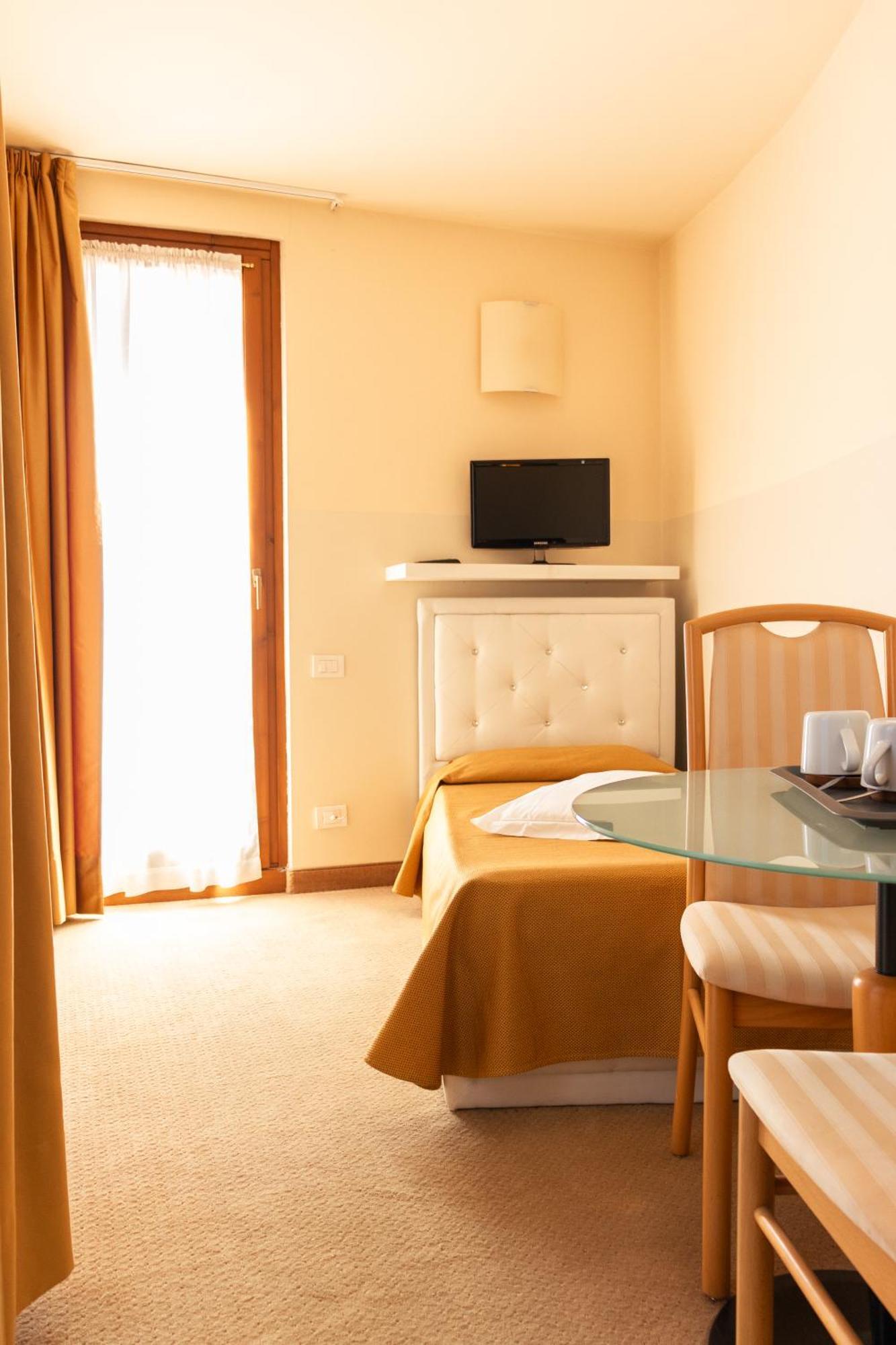Triple Room Terrace Partial Lake View