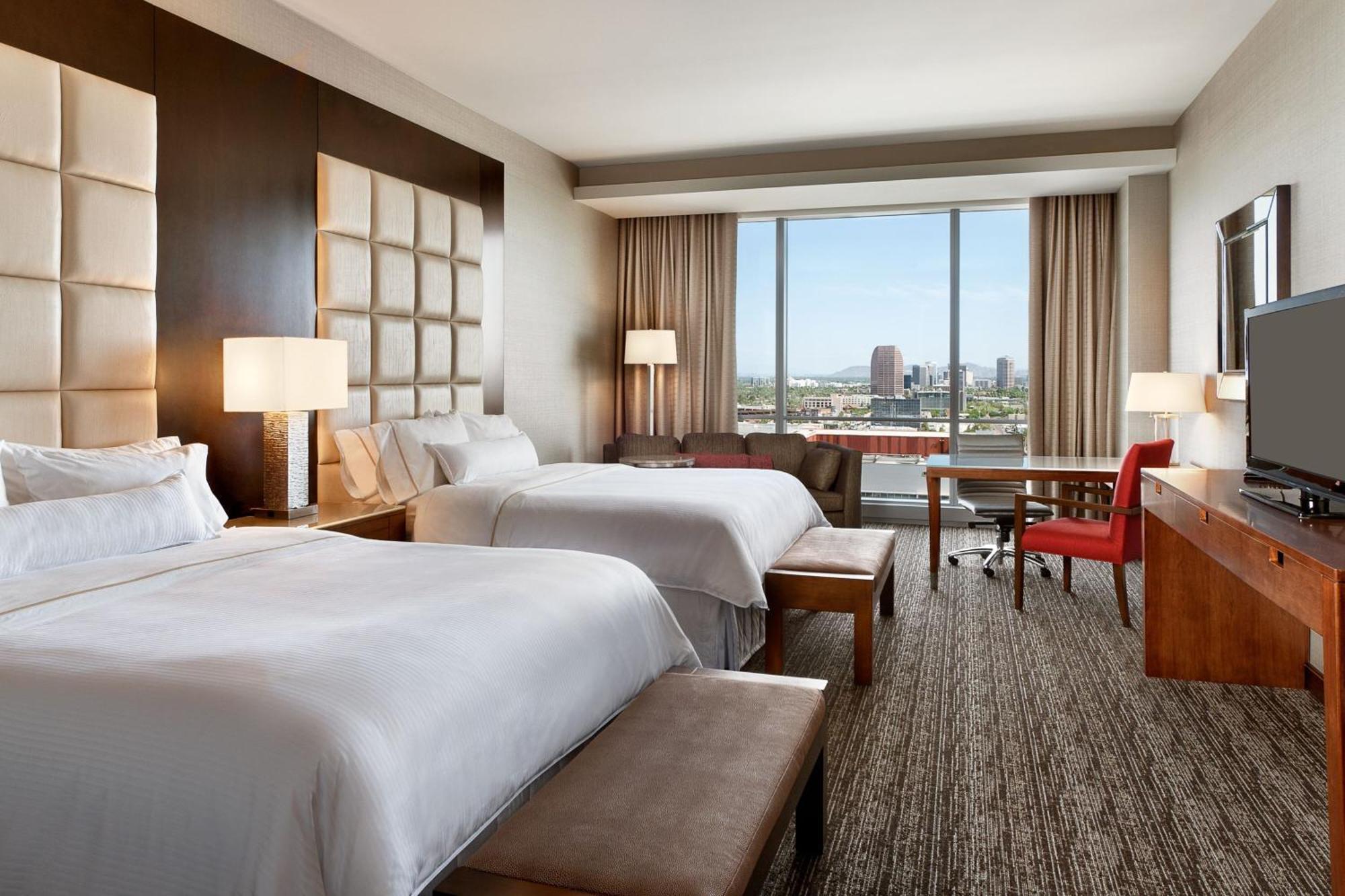 Deluxe Room Guest room 2 Queen City view