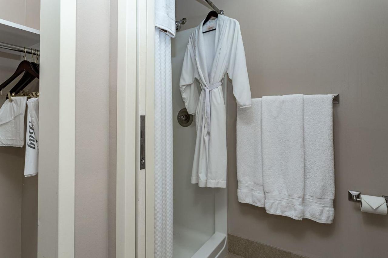 One-Bedroom King Suite with Whirlpool - Non-Smoking