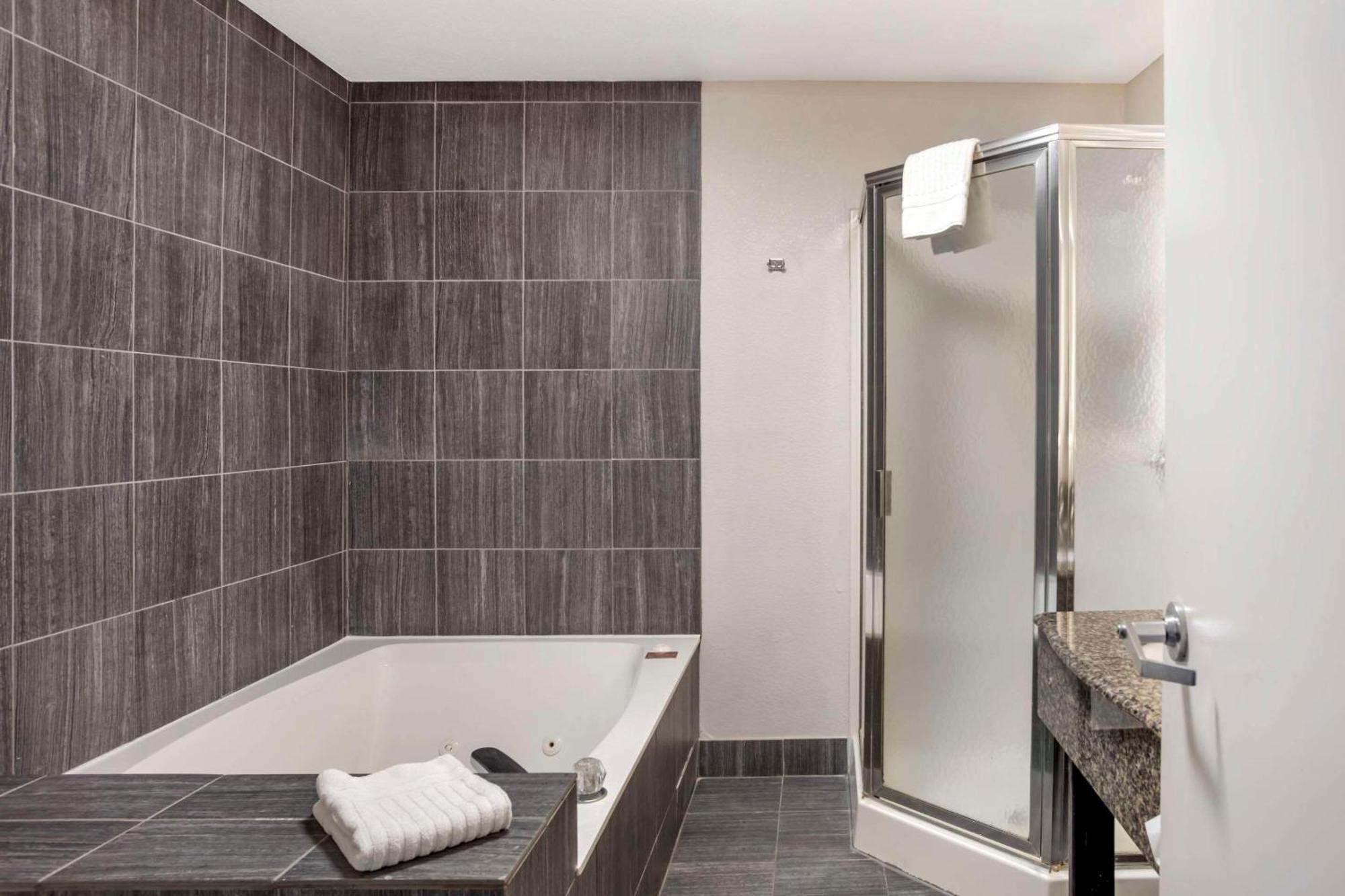 Executive Suite,1689849487:JPEG