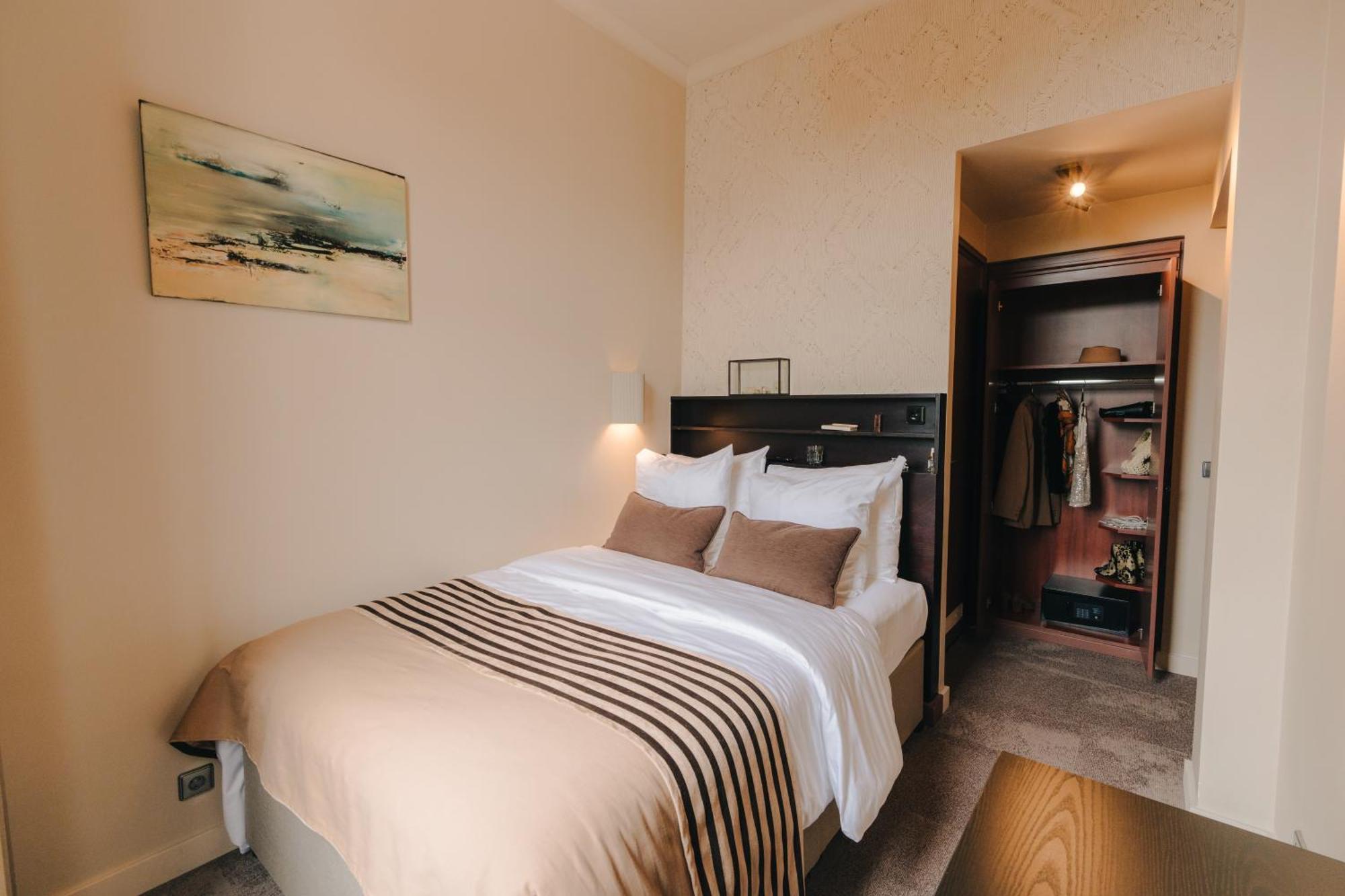 Small Double Room,1611261593:JPEG