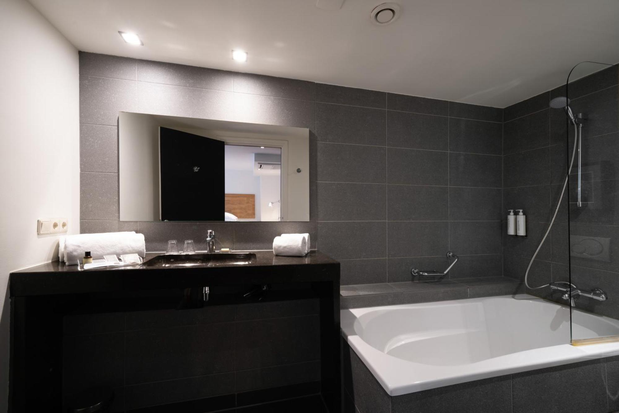 Souterrain Double Room Below Street Level Limited View