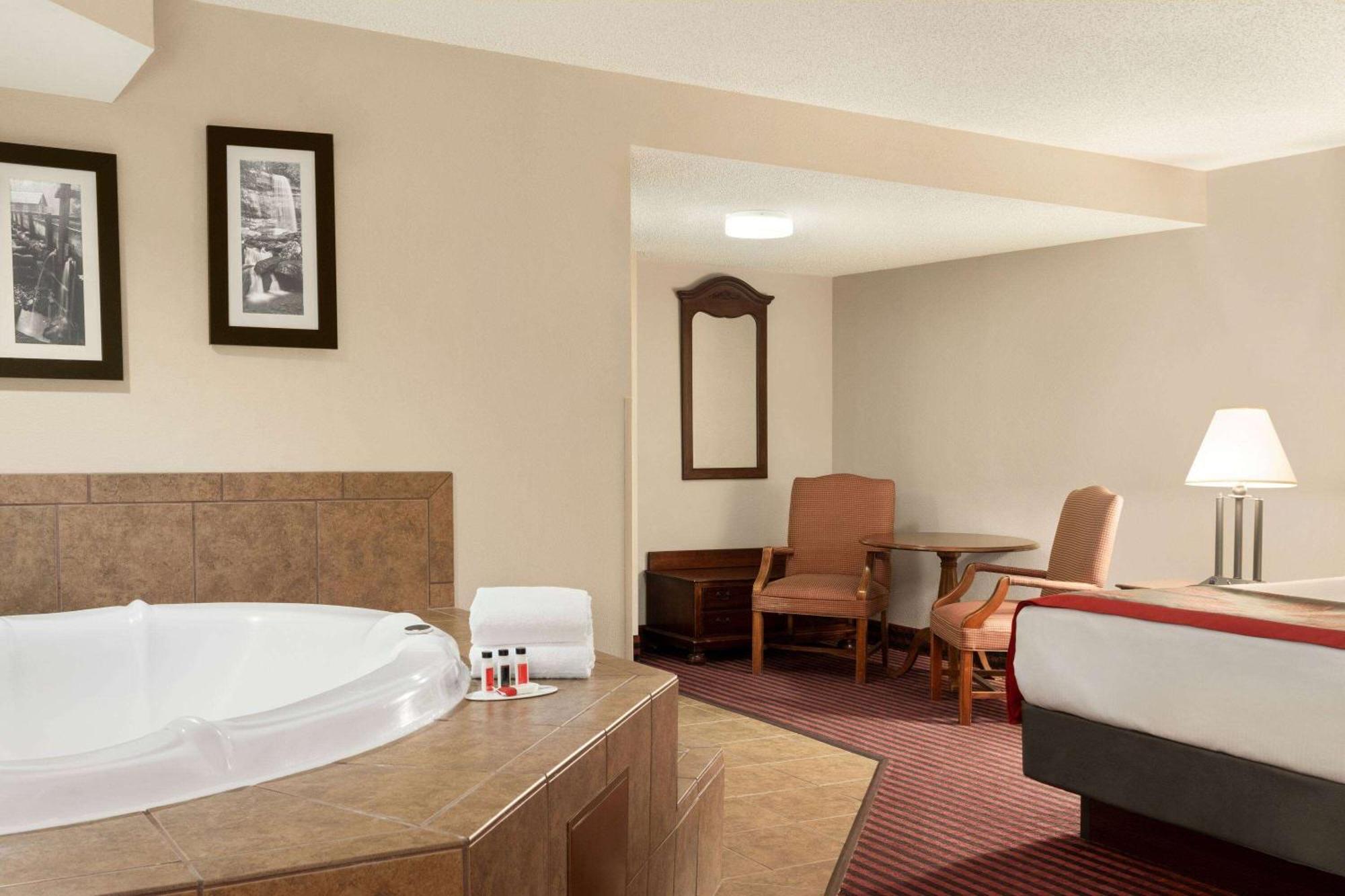 King Jacuzzi Suite – Non-Smoking