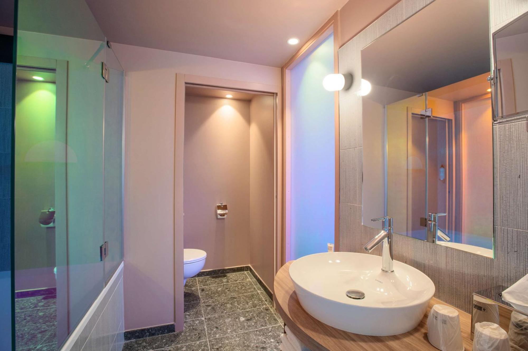 Junior Queen Suite