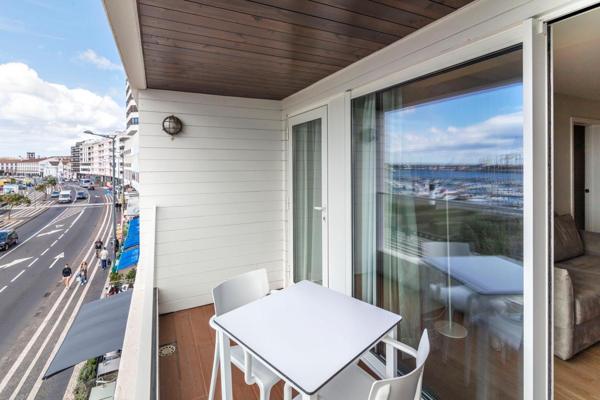 Deluxe One-Bedroom Suite Sea View