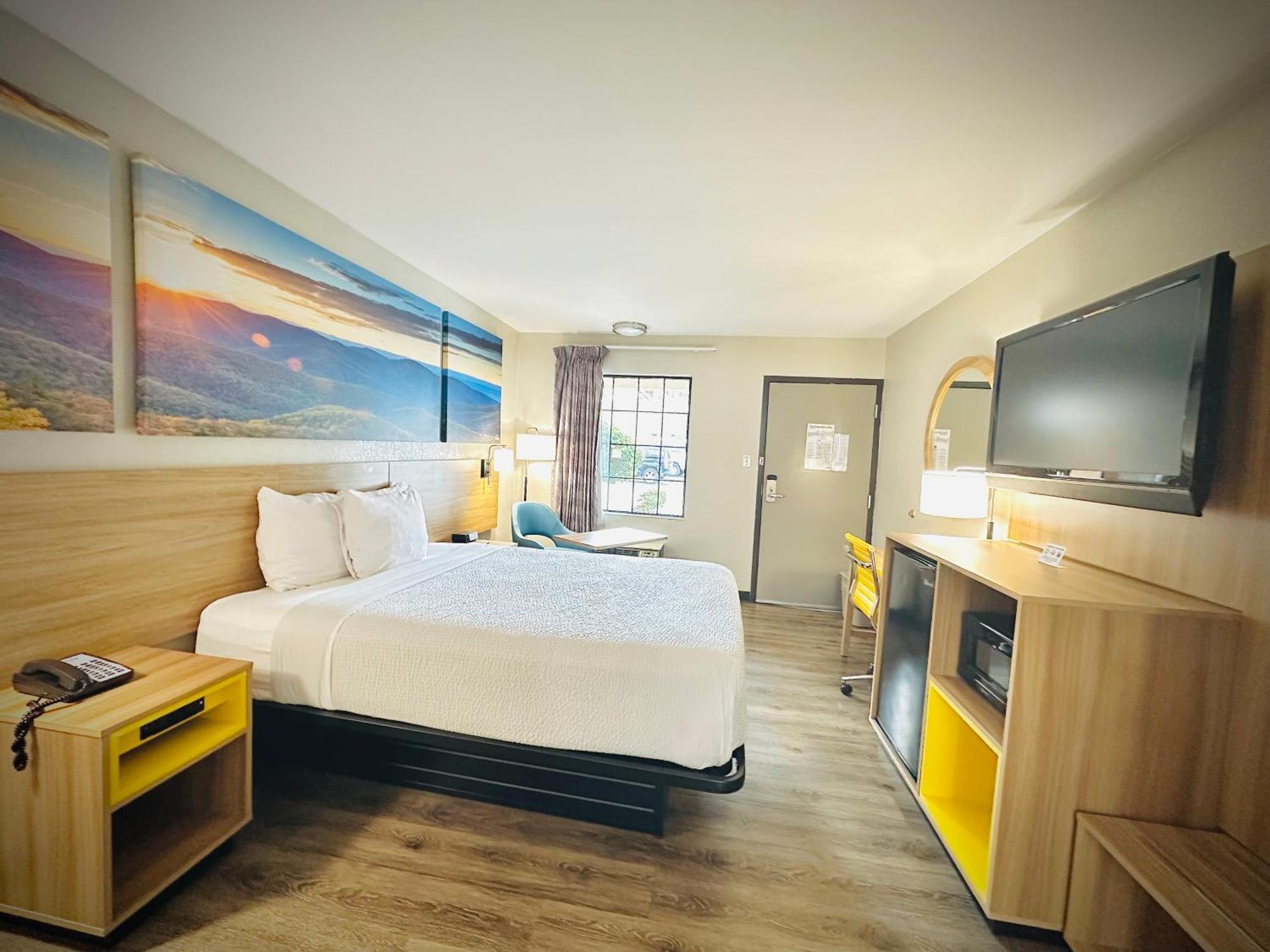 Queen Room Bath Tub Mobility Accessible or Non-Smoking