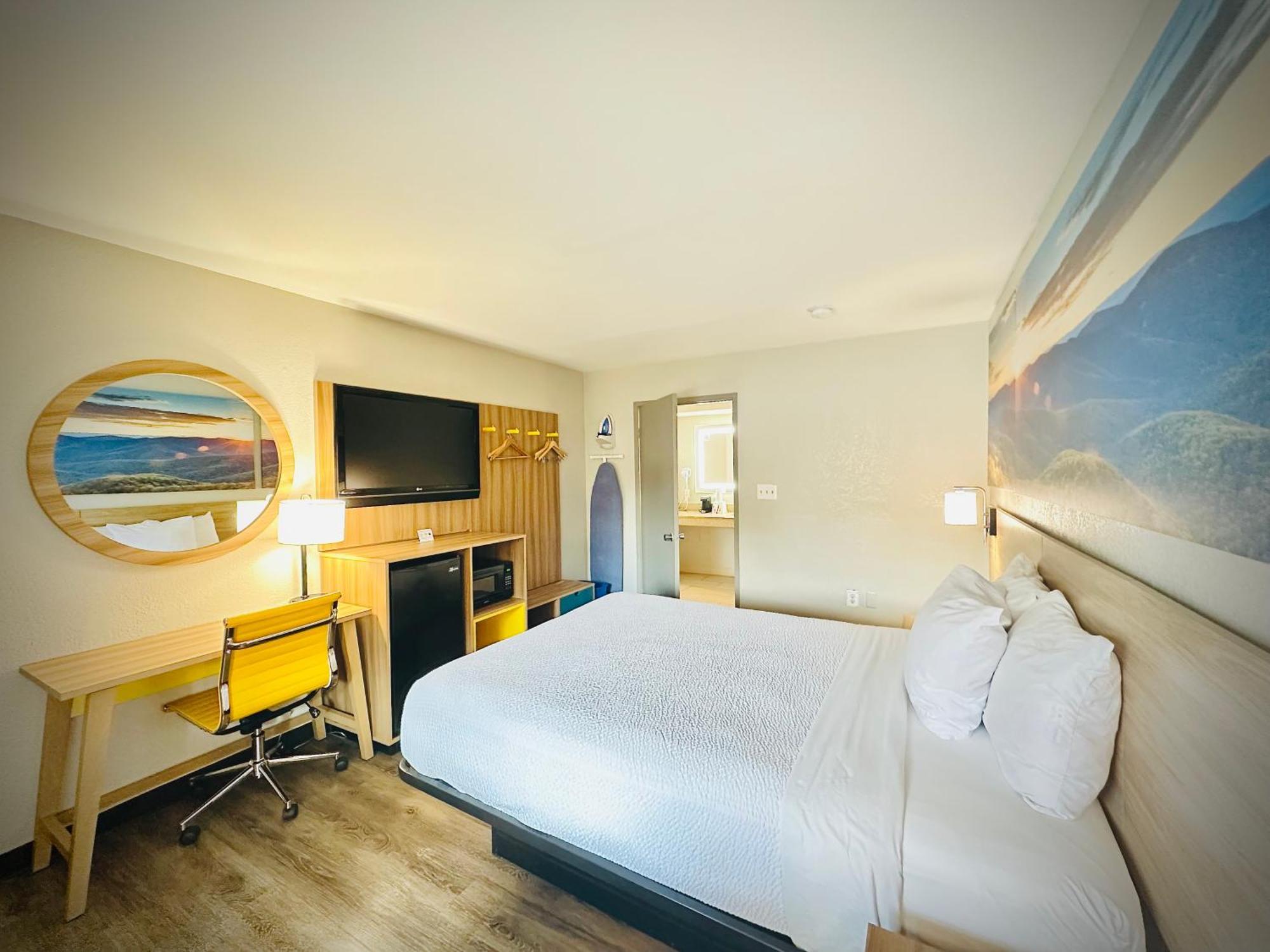 Queen Room Bath Tub Mobility Accessible or Non-Smoking