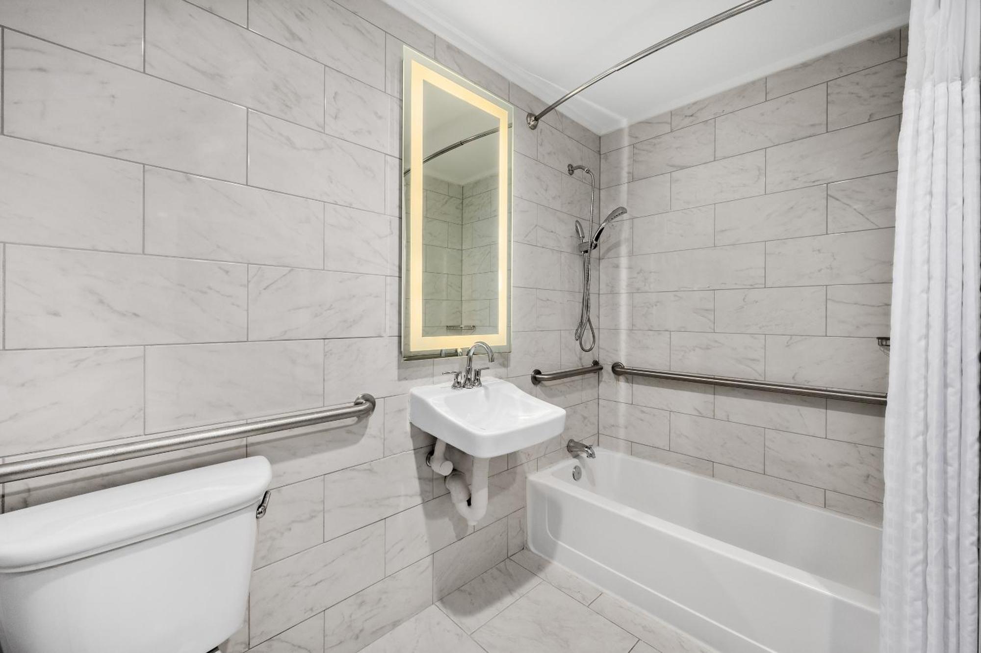 Premier King room Mobility Access Bathtub w or Grab Bars Non-Smoking,1543389211:JPEG
