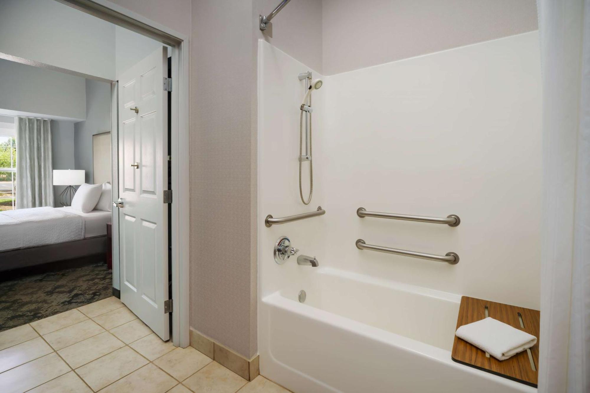 King Suite - Mobility Access/Non-Smoking