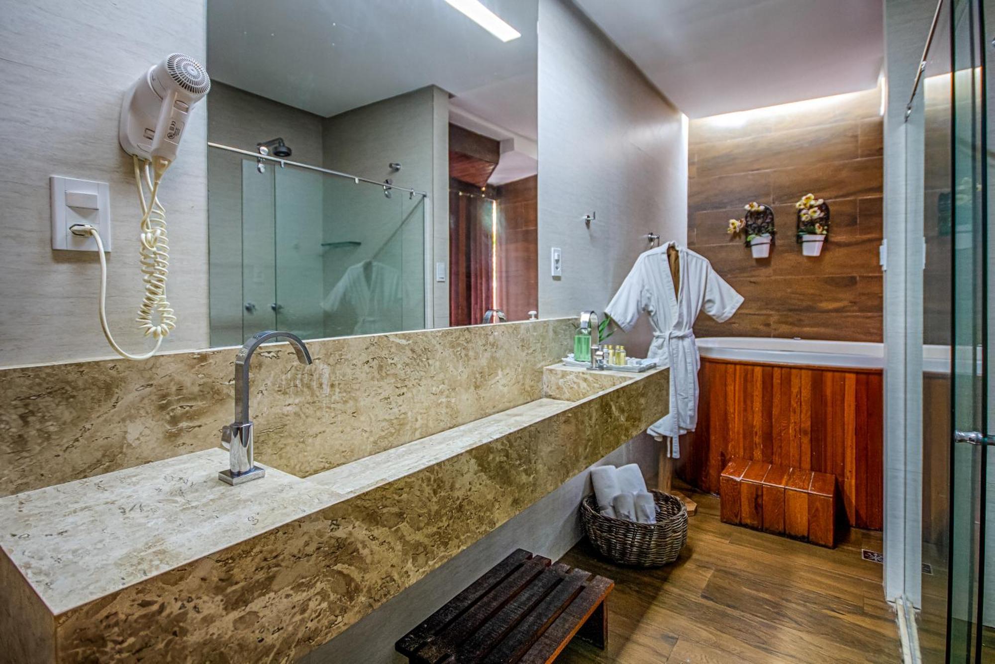 Suite Spa Bath,1614353119:JPEG