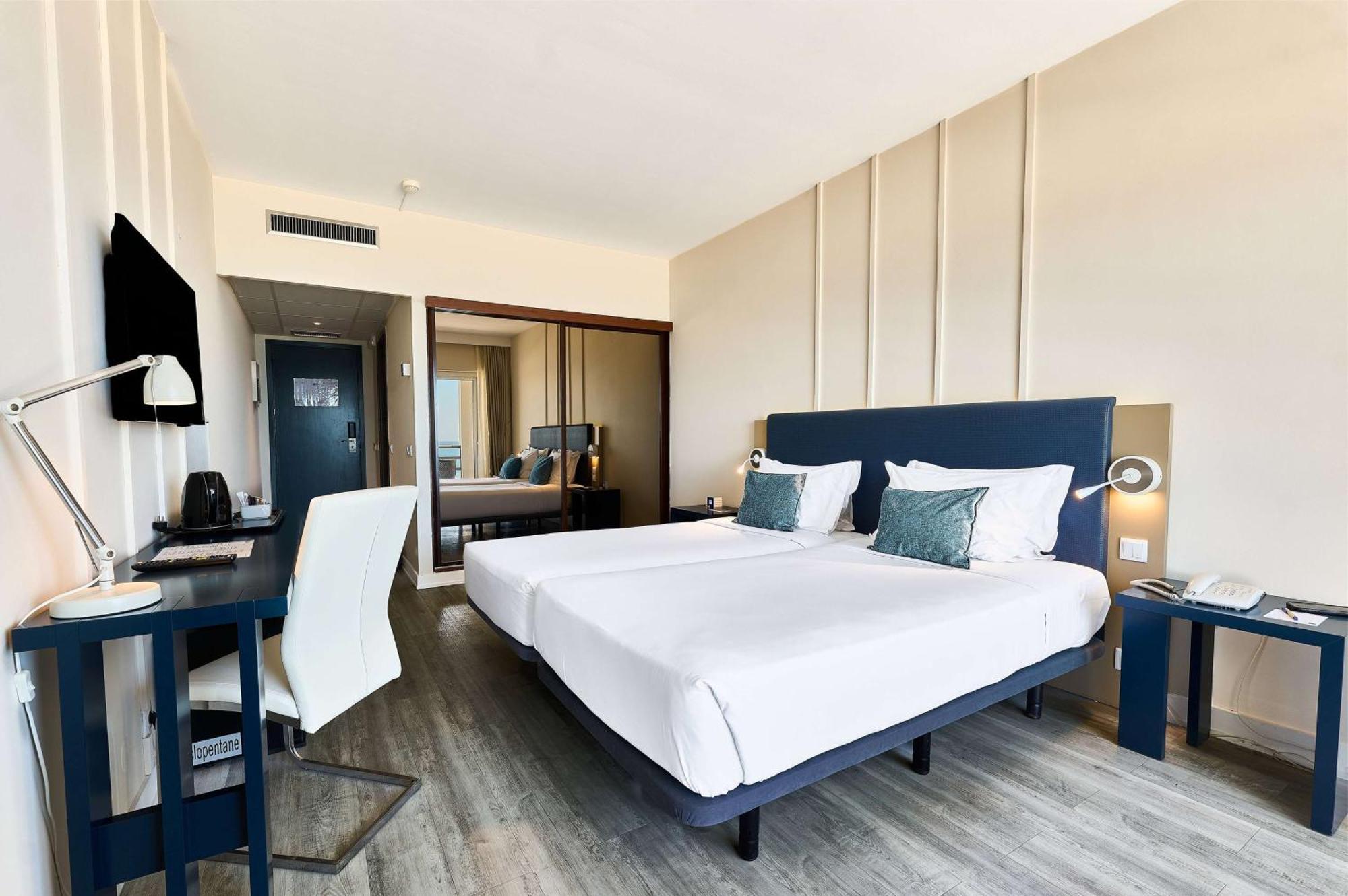 2 Twin Beds Premium Ocean Front Non-Smoking,1710068817:JPEG