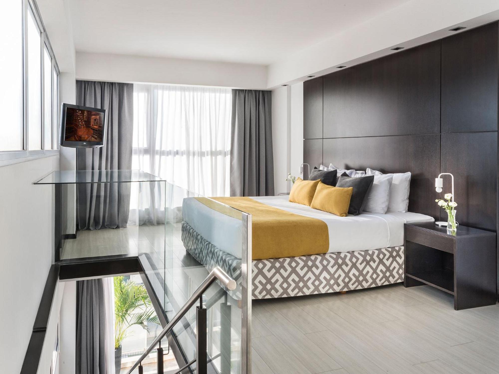 Sextuple Room