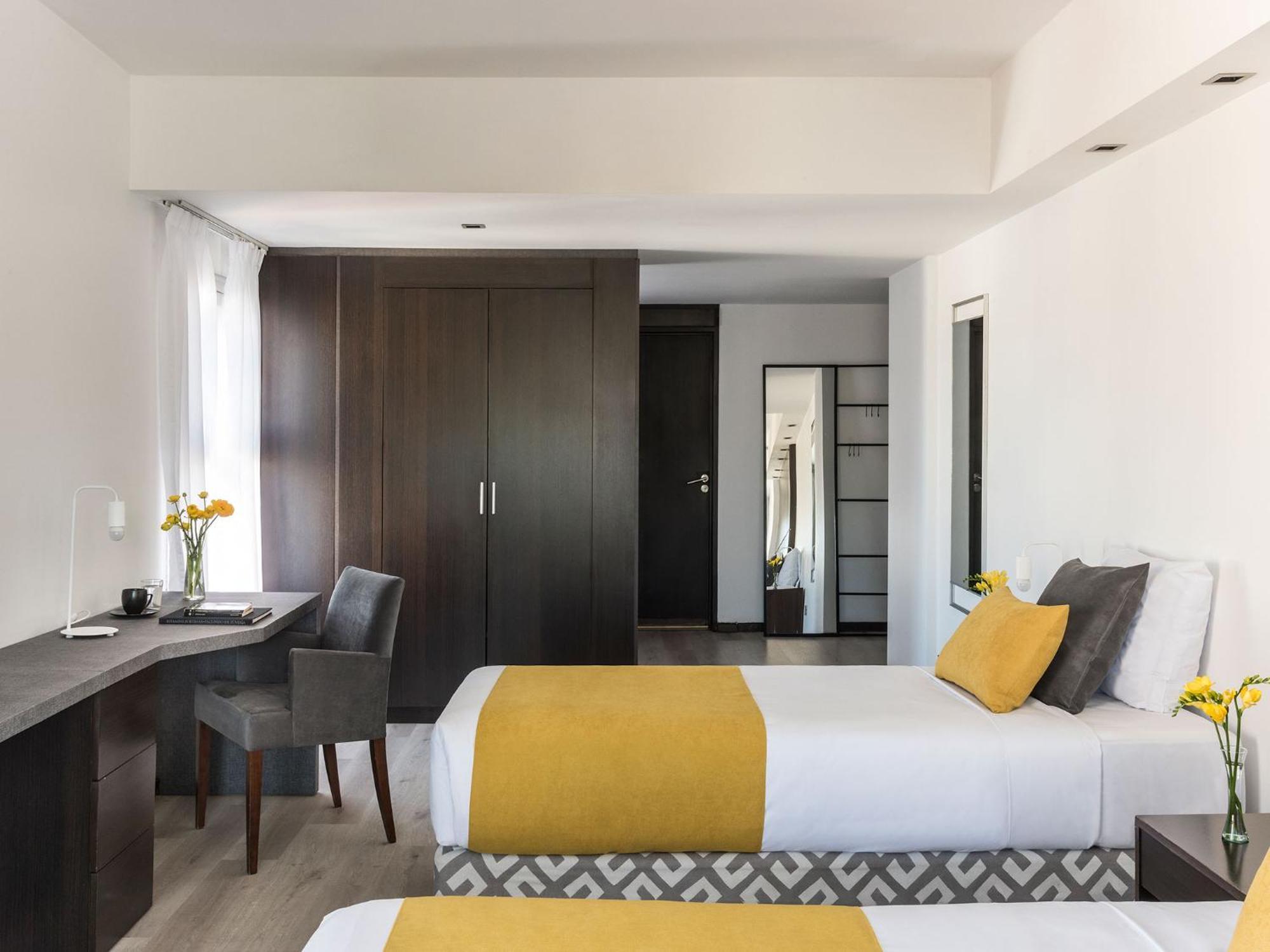 Quintuple Room