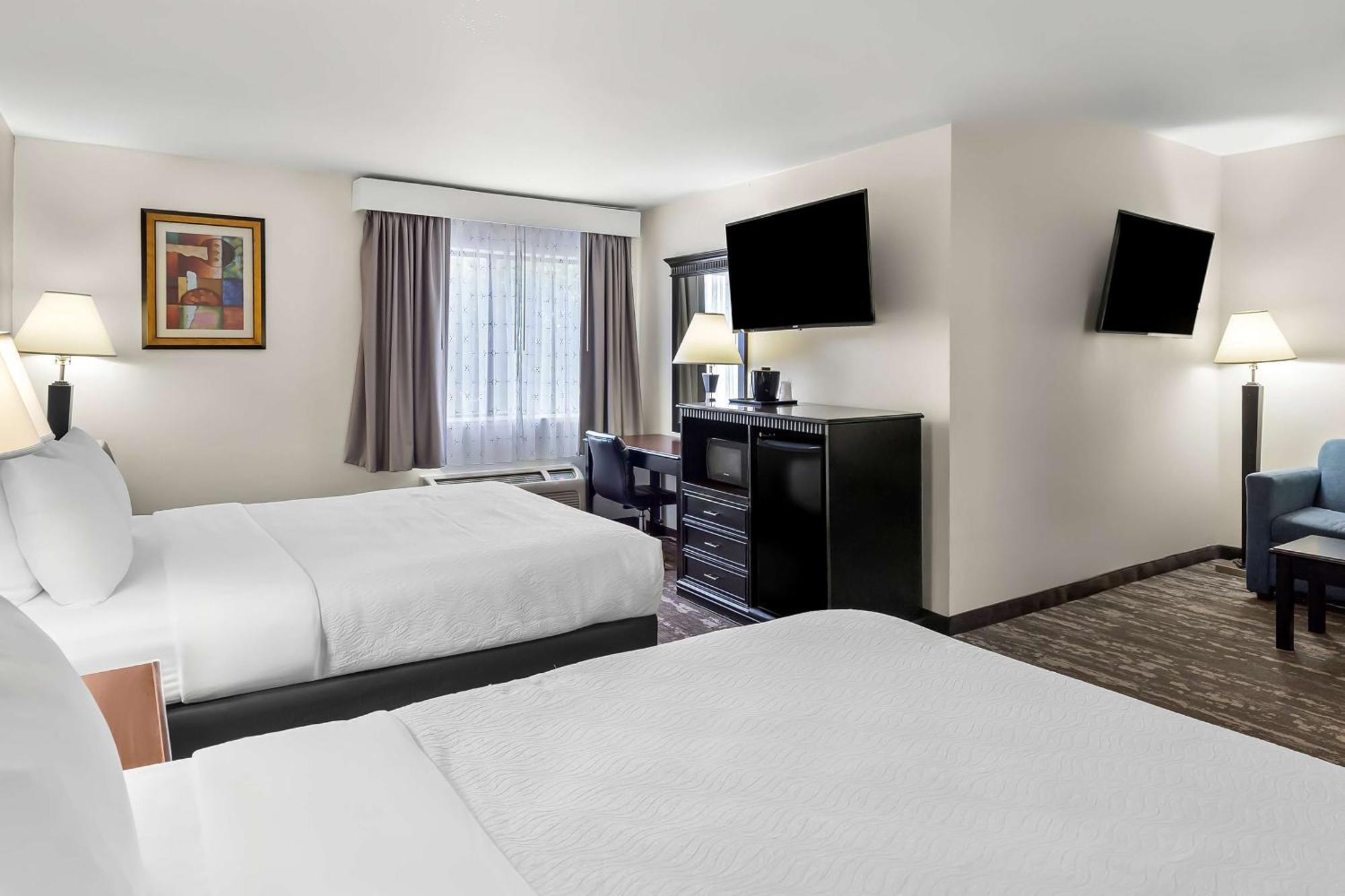 Queen Room Three Queen Beds Sofa Bed Pet Friendly or Non-Smoking