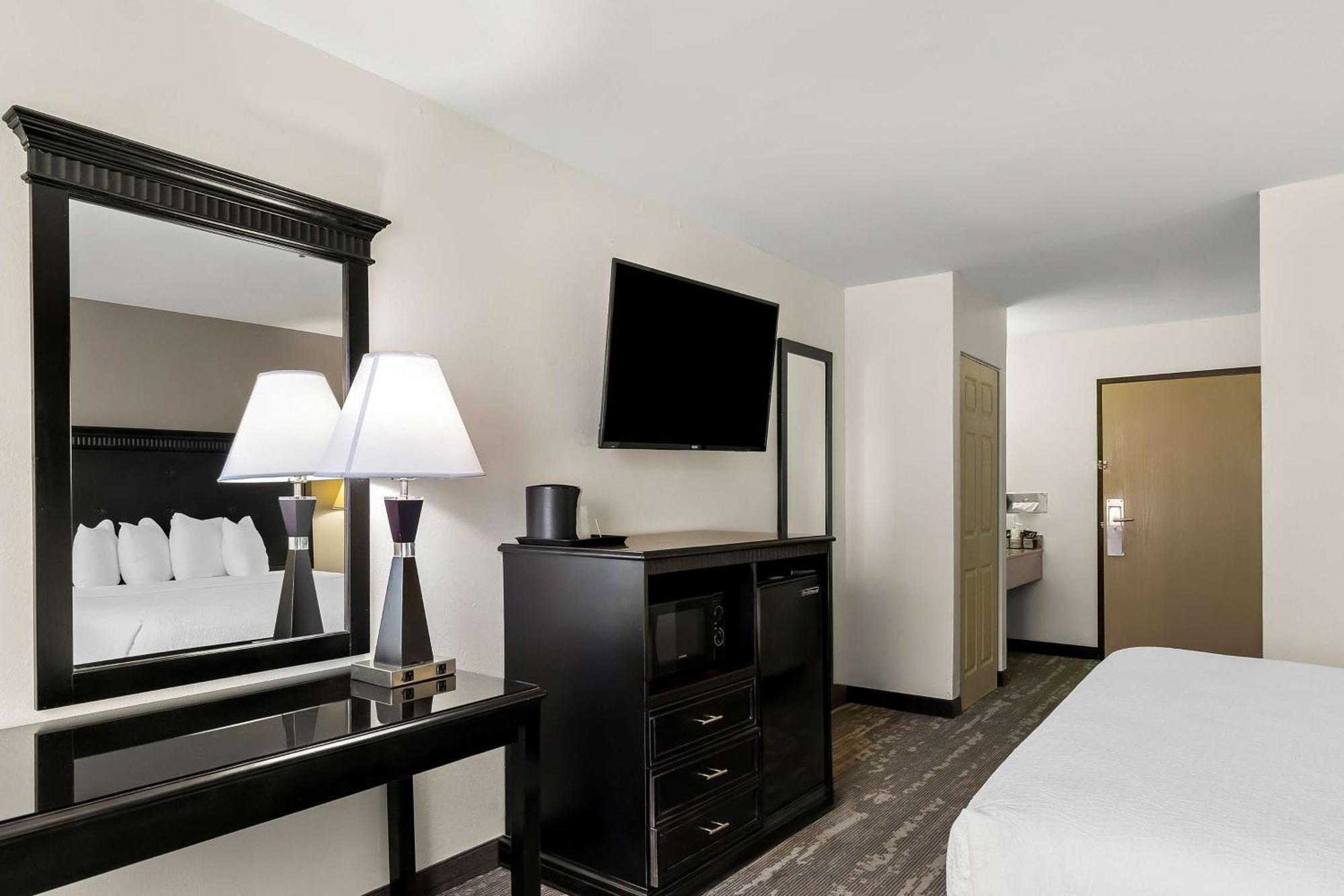 King Room Bath Tub Disability Access or Pet Friendly