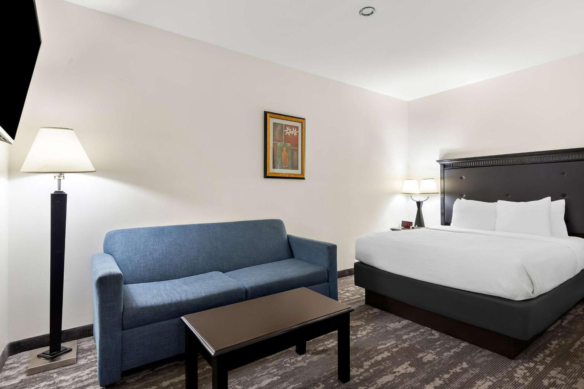 Queen Room Three Queen Beds Sofa Bed Pet Friendly or Non-Smoking