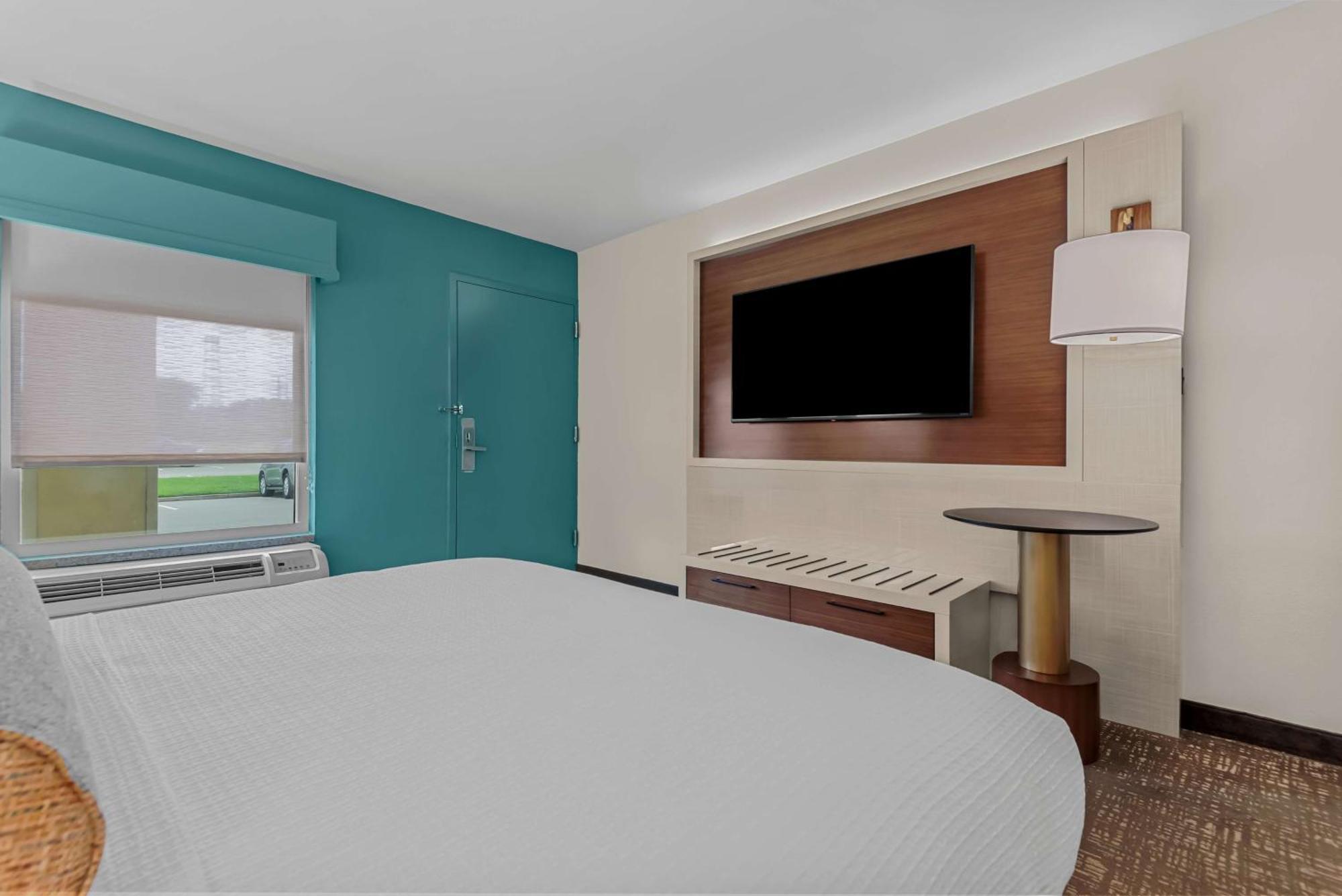Queen Room Bath Tub Mobility Accessible or Non-Smoking