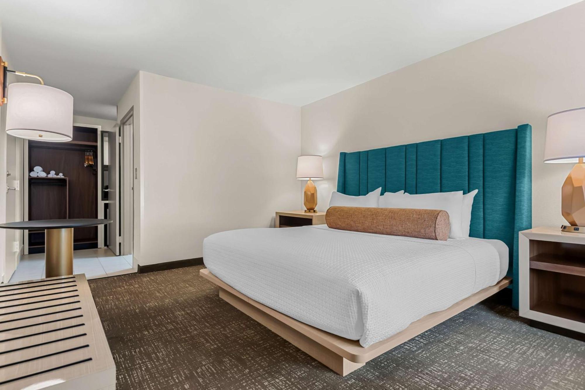 Queen Room Bath Tub Mobility Accessible or Non-Smoking