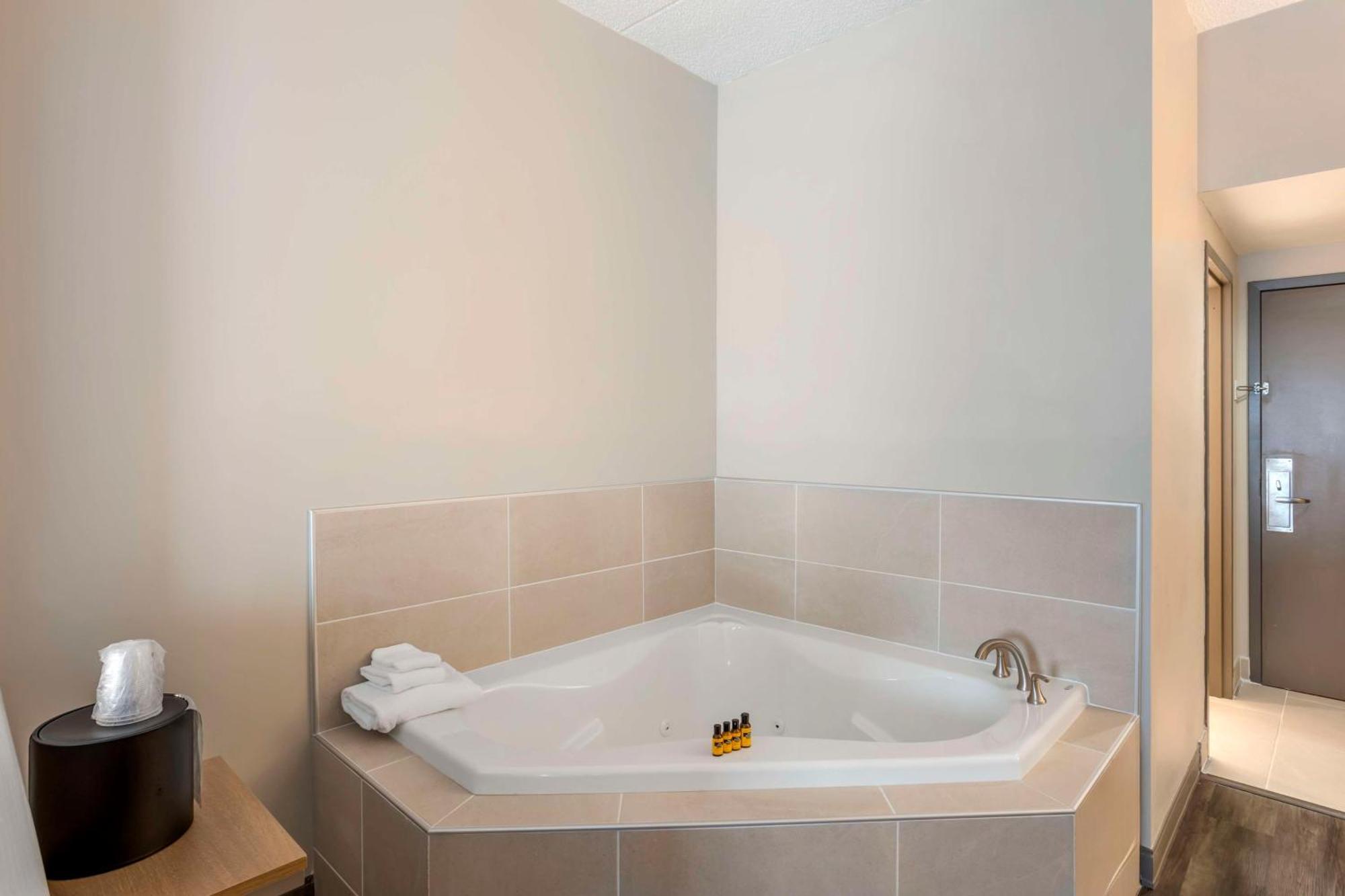 King Room Jacuzzi Non-Smoking,1615388339:JPEG