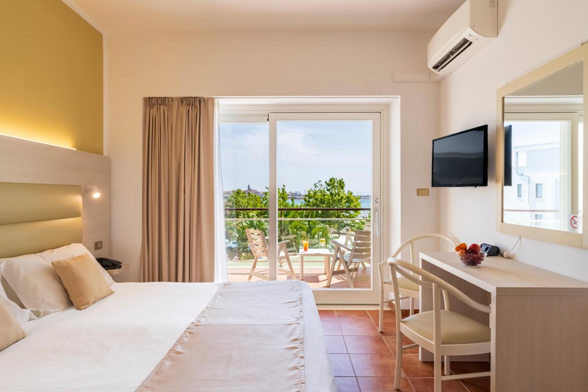 Triple Room with Sea or Pool View,1615652363:JPEG