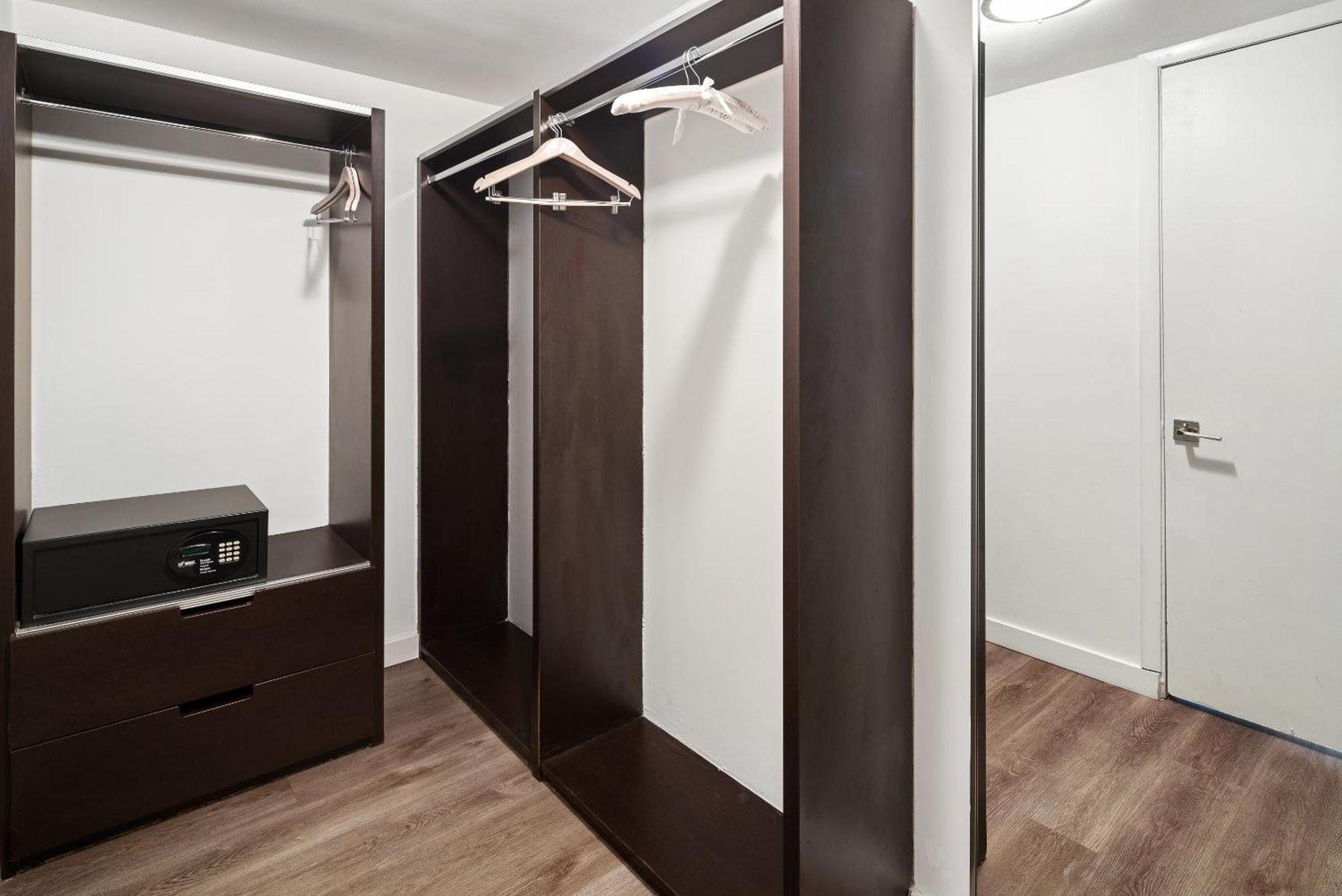 Deluxe Room with Two Double beds and Balcony - Bay View