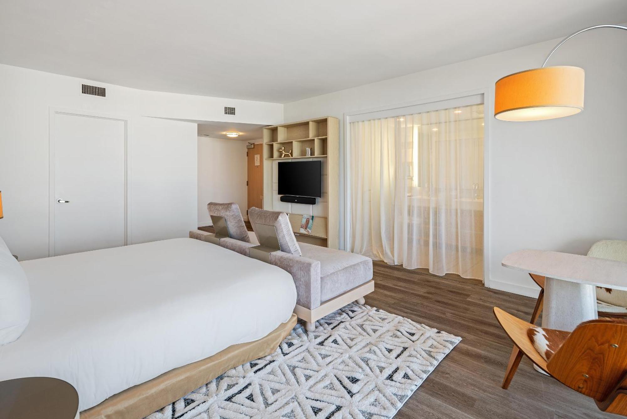 Deluxe Bay View King Balcony