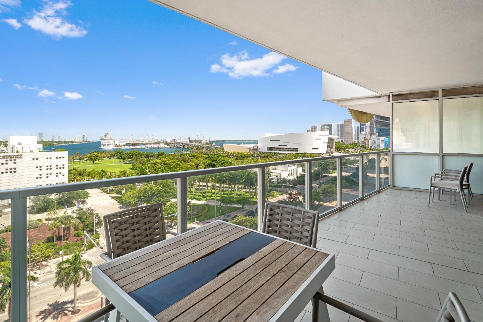 Deluxe Bay View King Balcony