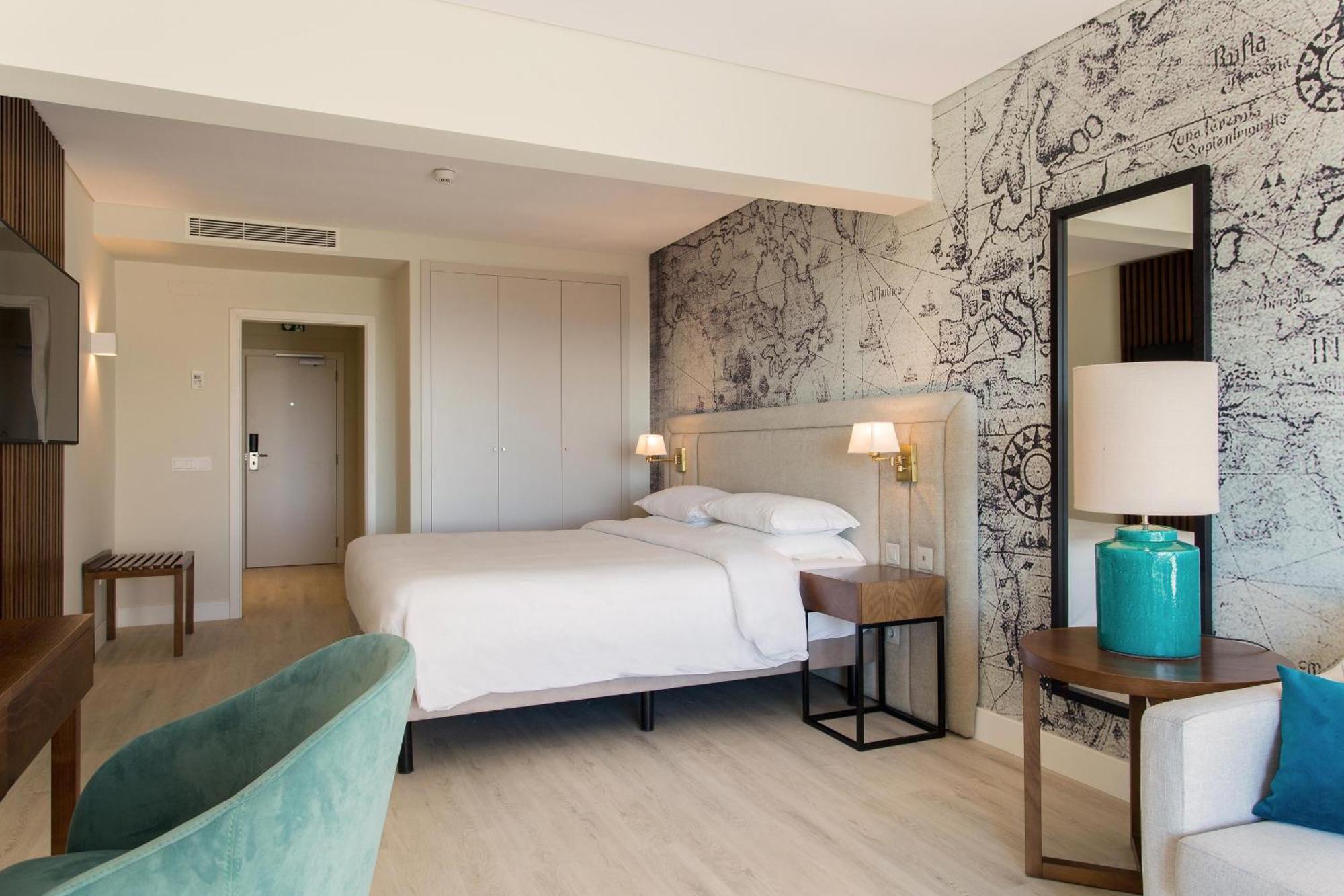Family Guest room 1 Queen Sofa bed Pool view Balcony,1615766565:JPEG