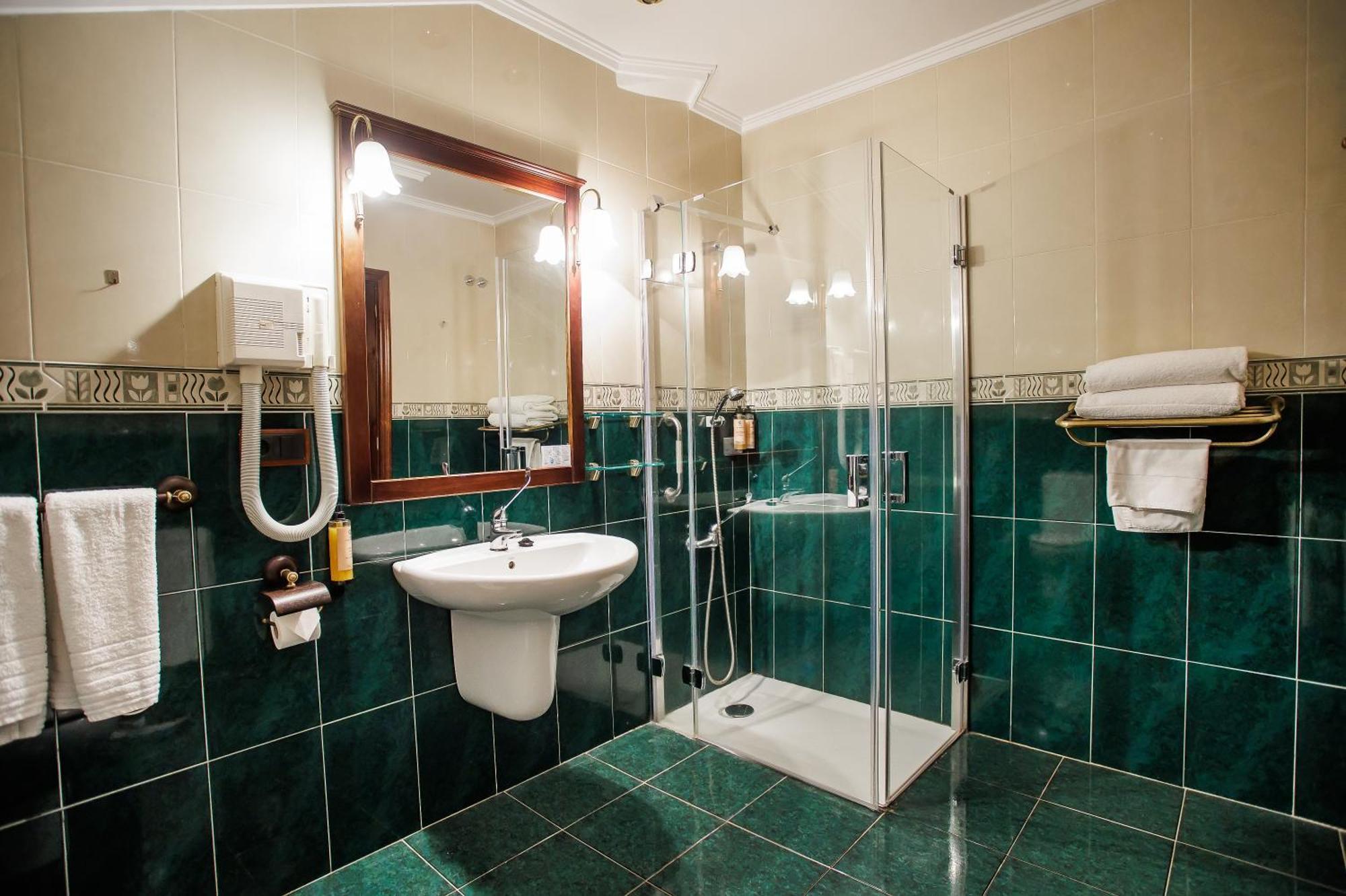 Twin Room Shower,1616421288:JPEG