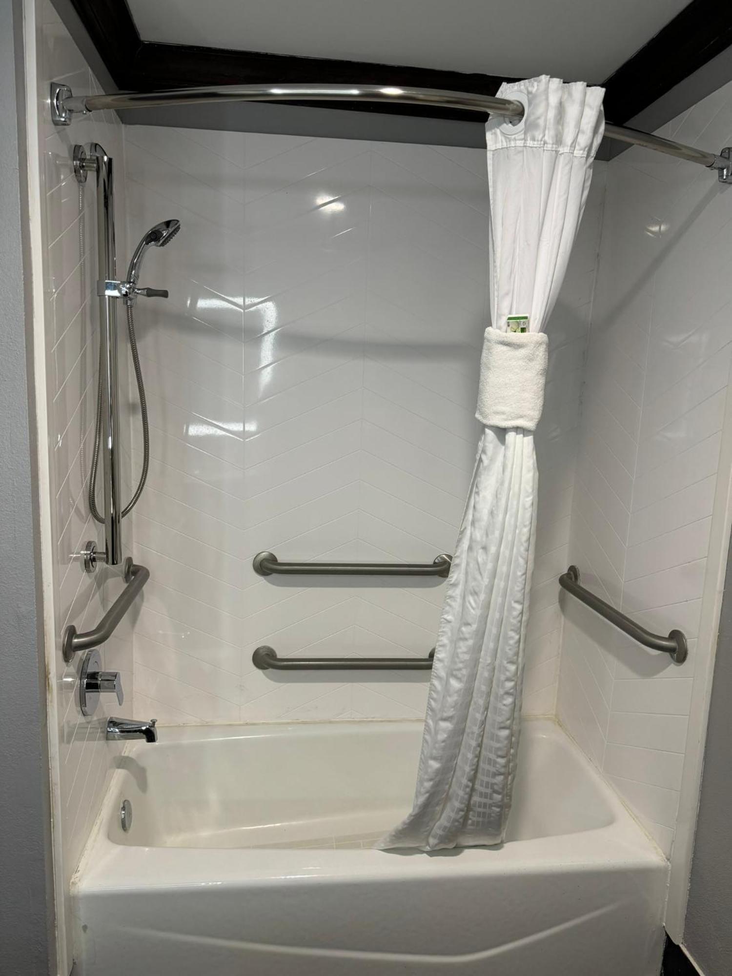 King Room Bath Tub Mobility or Hearing Accessible Non-Smoking,1742729233:JPEG