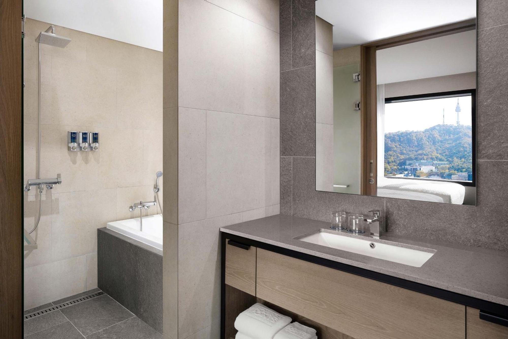 Premier Guest Room 3 twin Beds City View