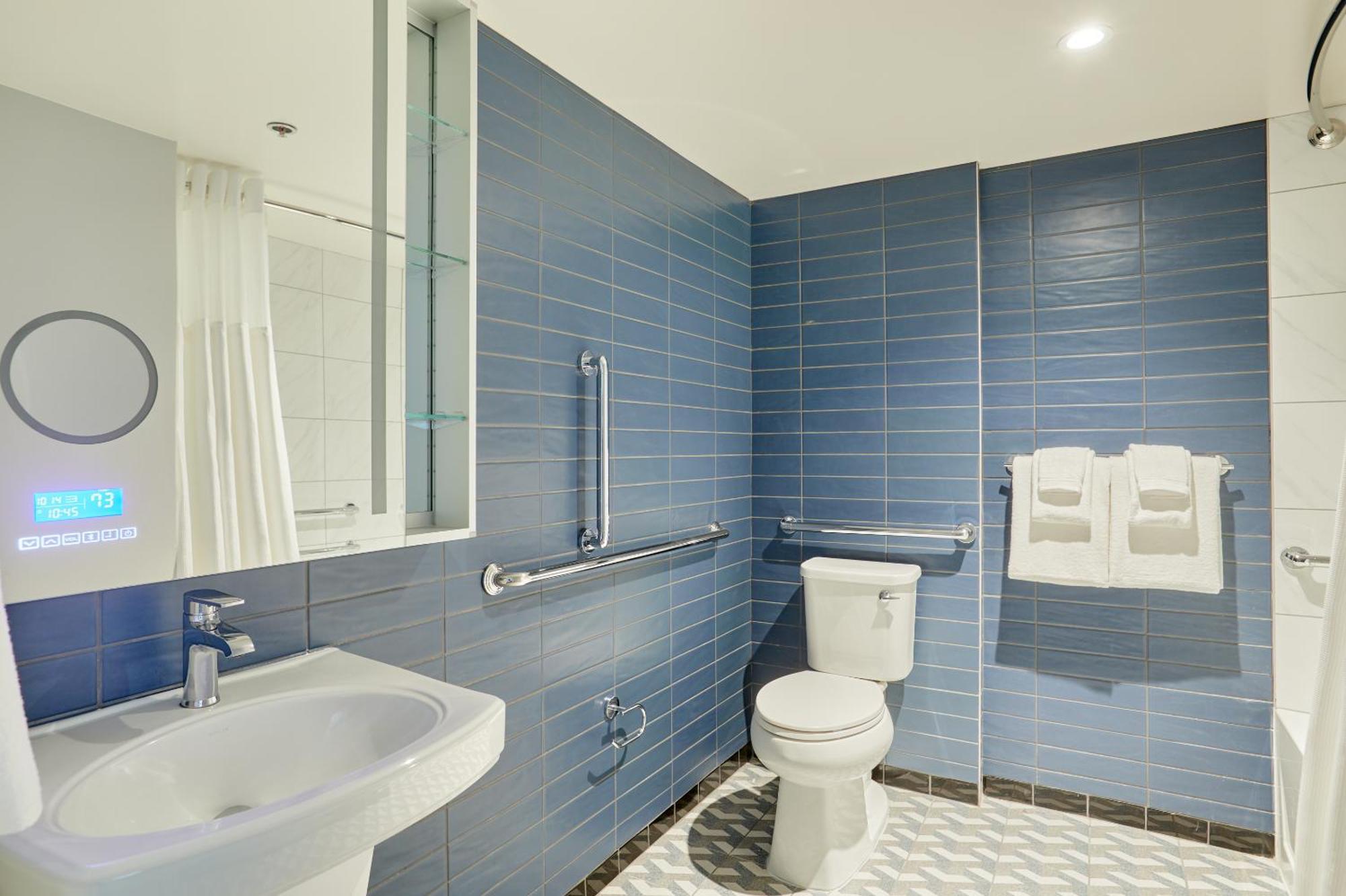 Quadruple Room Two Queen Beds Roll Shower Disability Access or Non Smoking,1655268326:JPEG