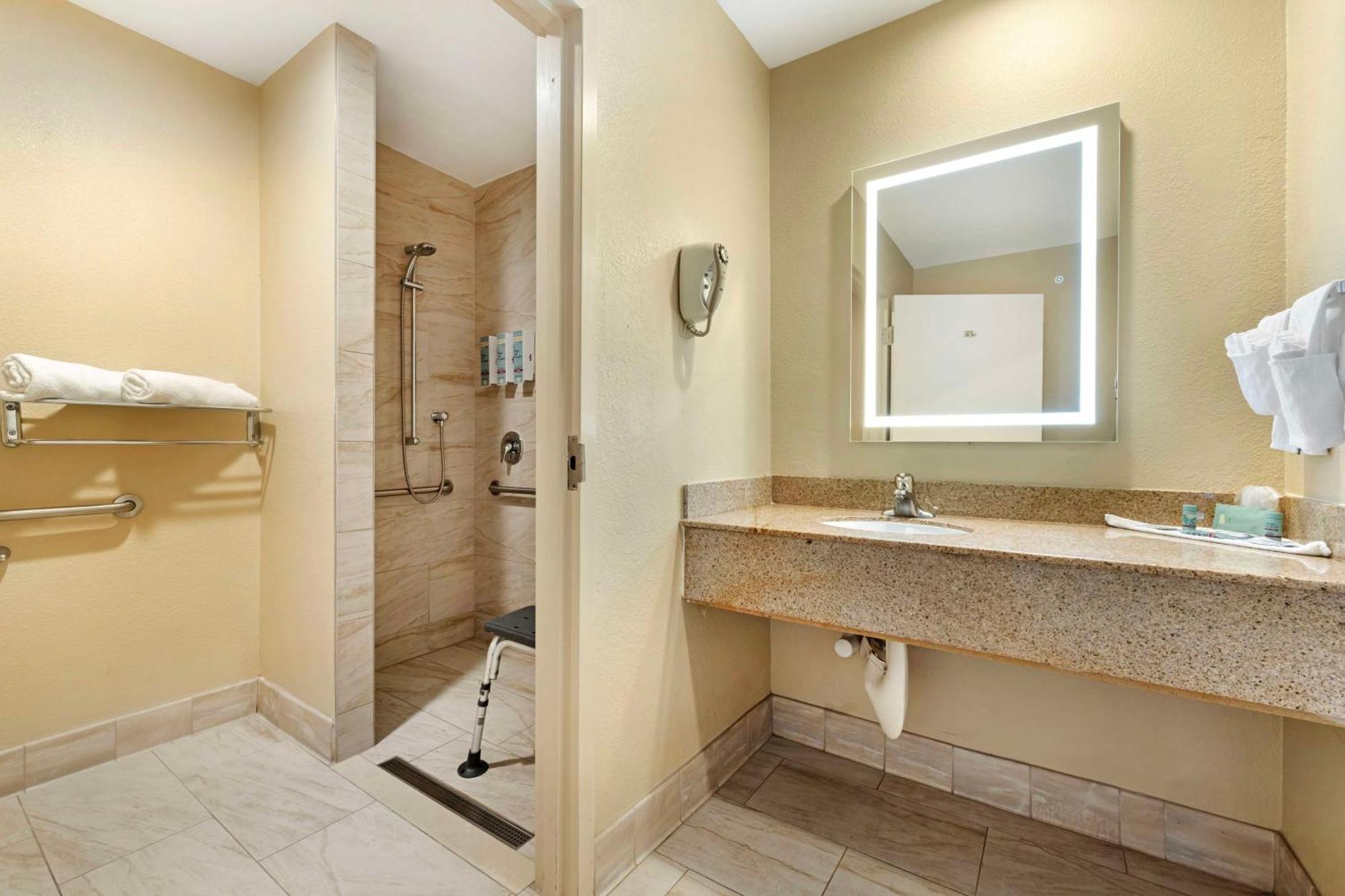 King Room with Roll-In Shower - Mobility Access,1616883399:JPEG