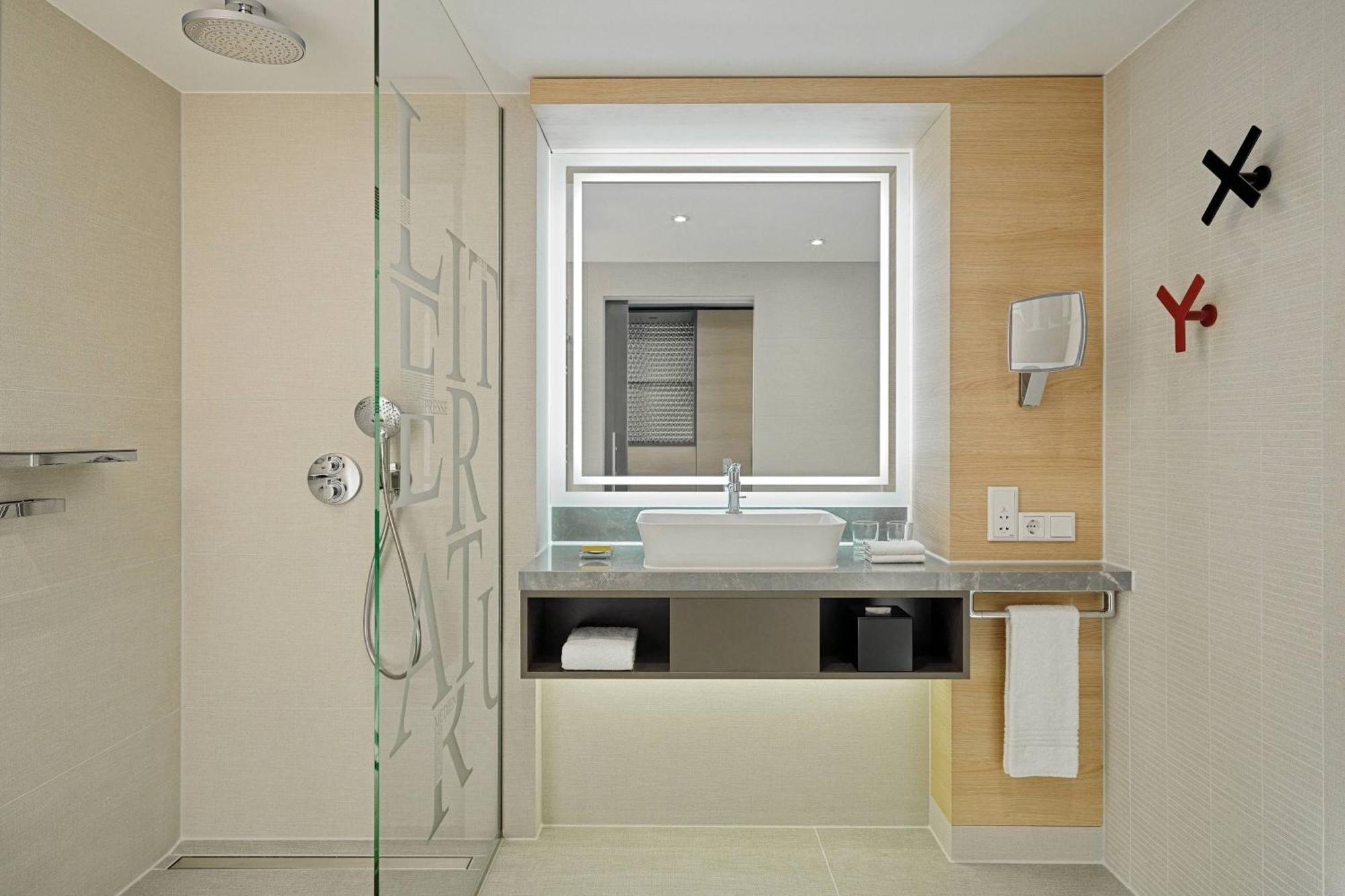 Executive M Club lounge access Guest room 1 King