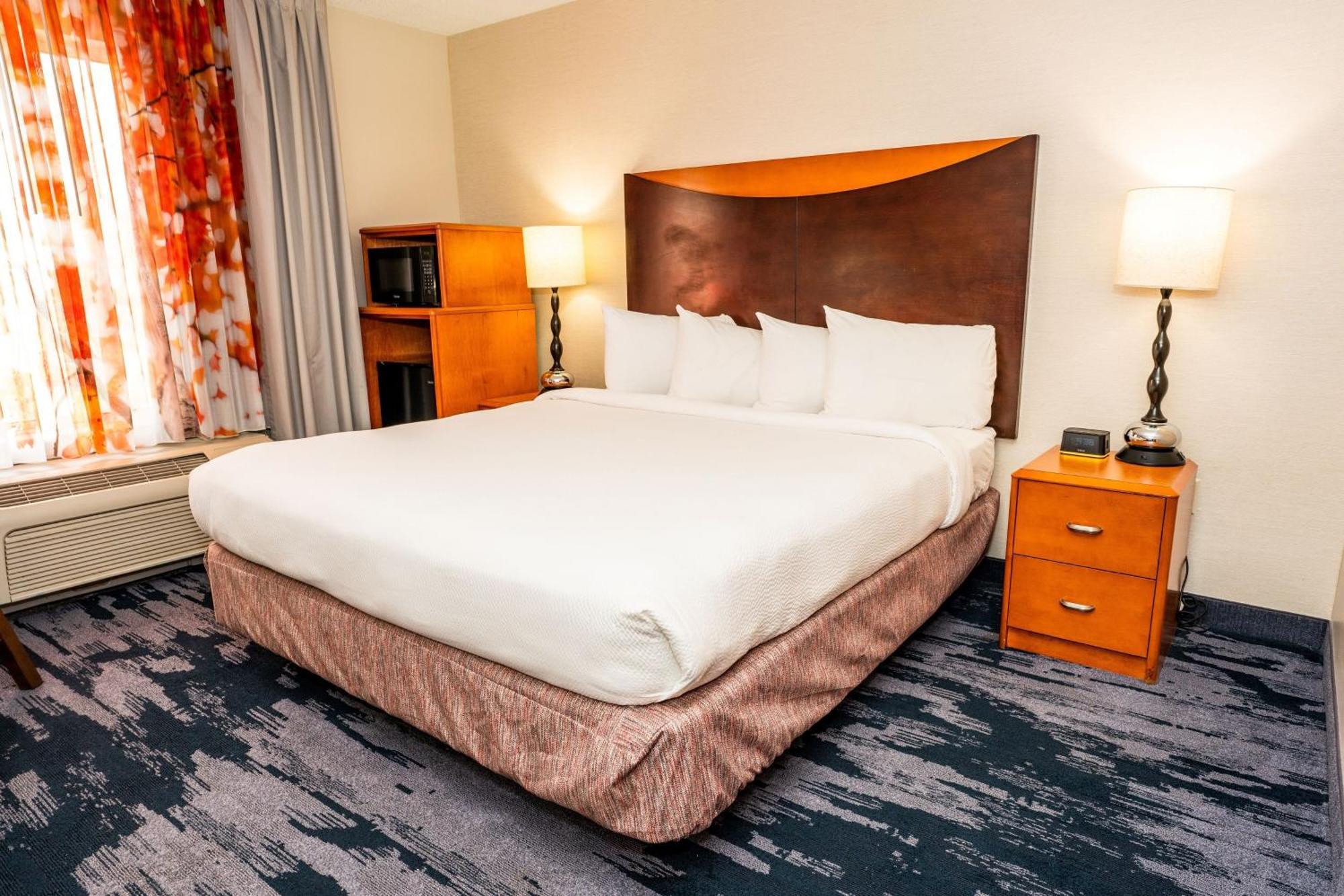 King Room with Bathtub - Mobility Access/Hearing Accessible
