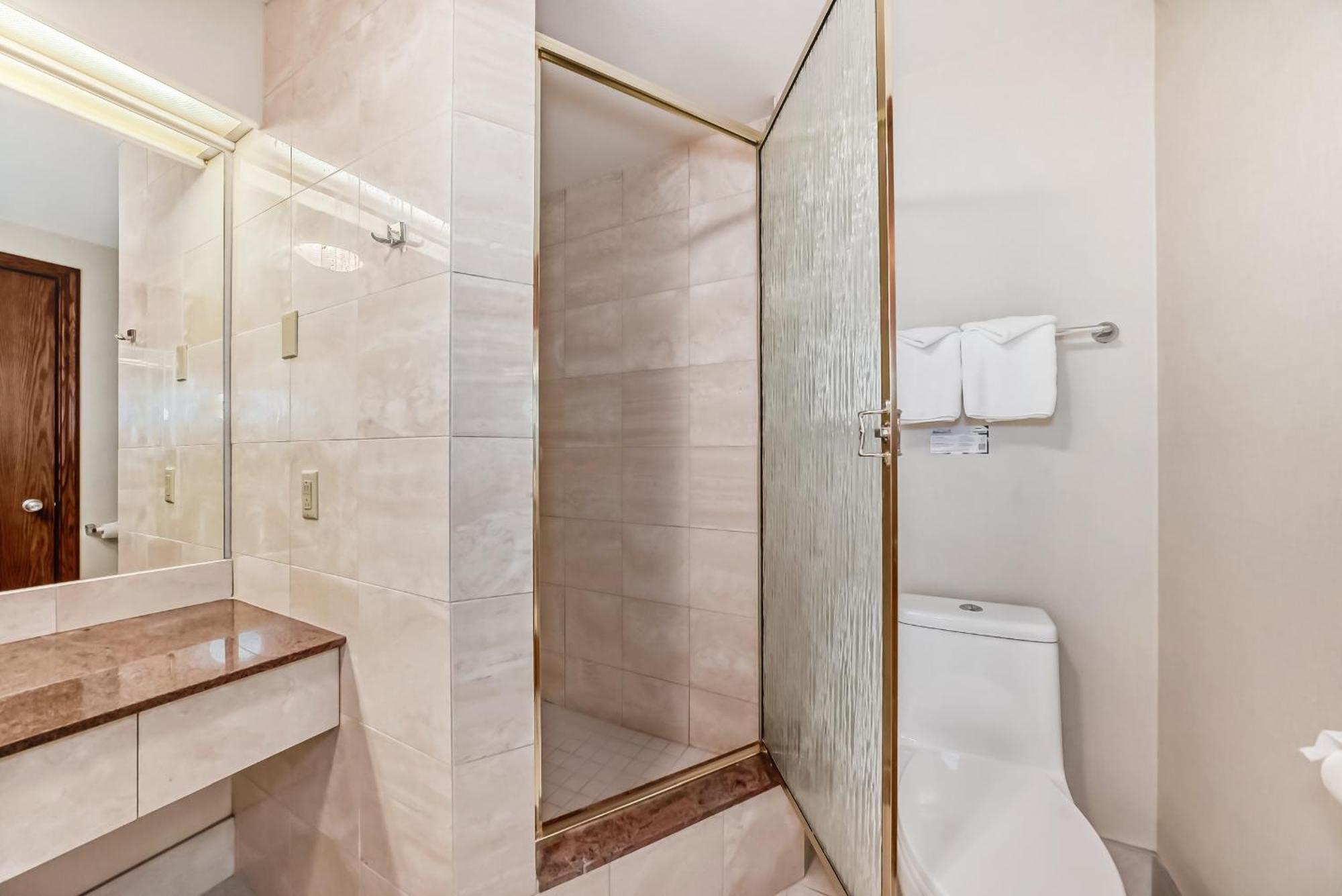 Suite mit Queensize-Bett und einem Whirlpool
