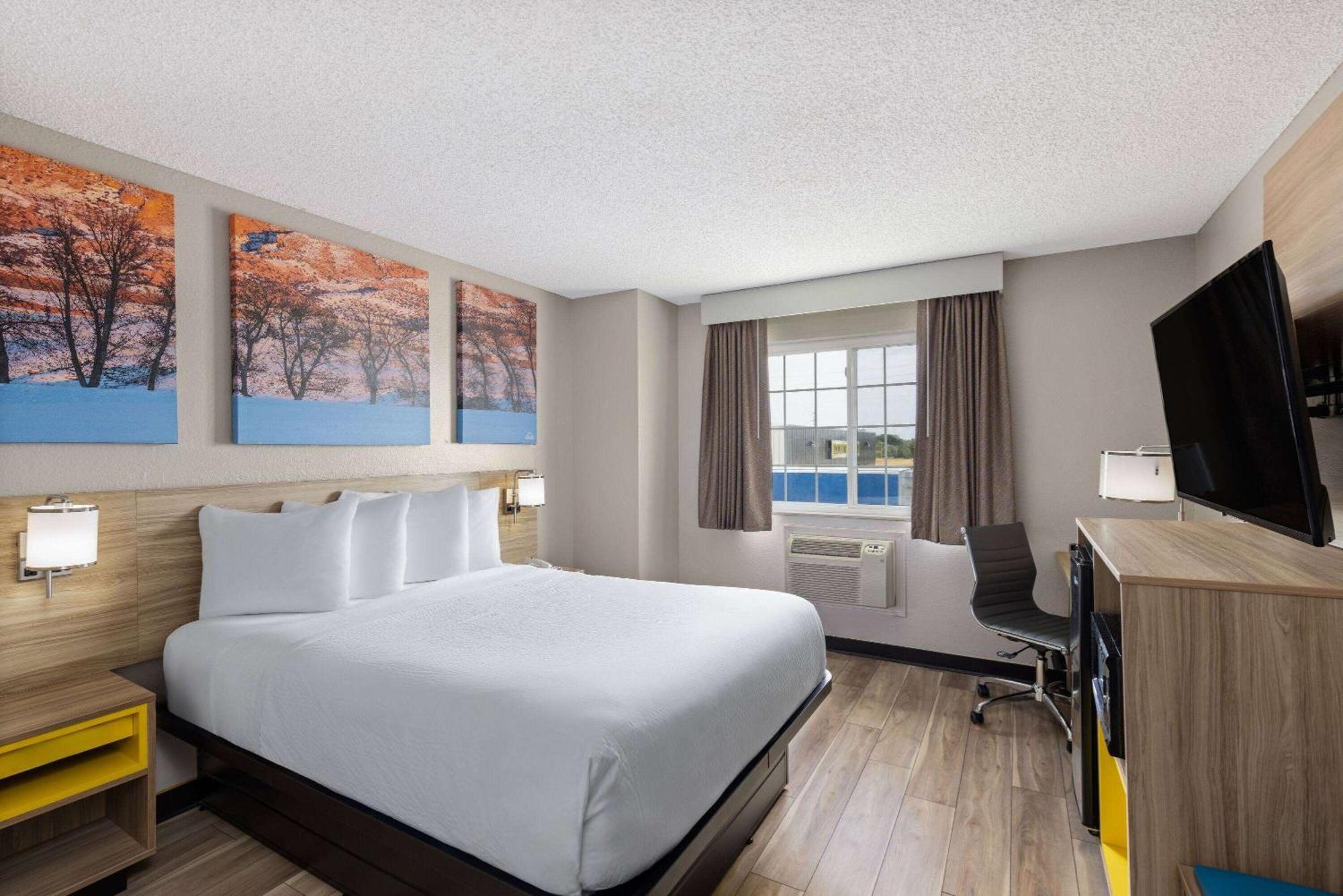 Queen Room One Queen Bed Second Floor Non-Smoking