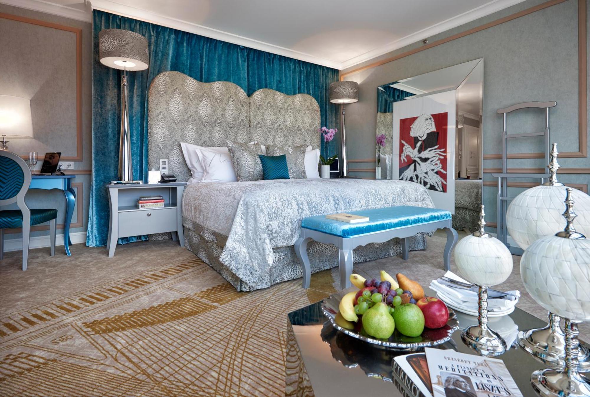 Liszt Studio King Bed