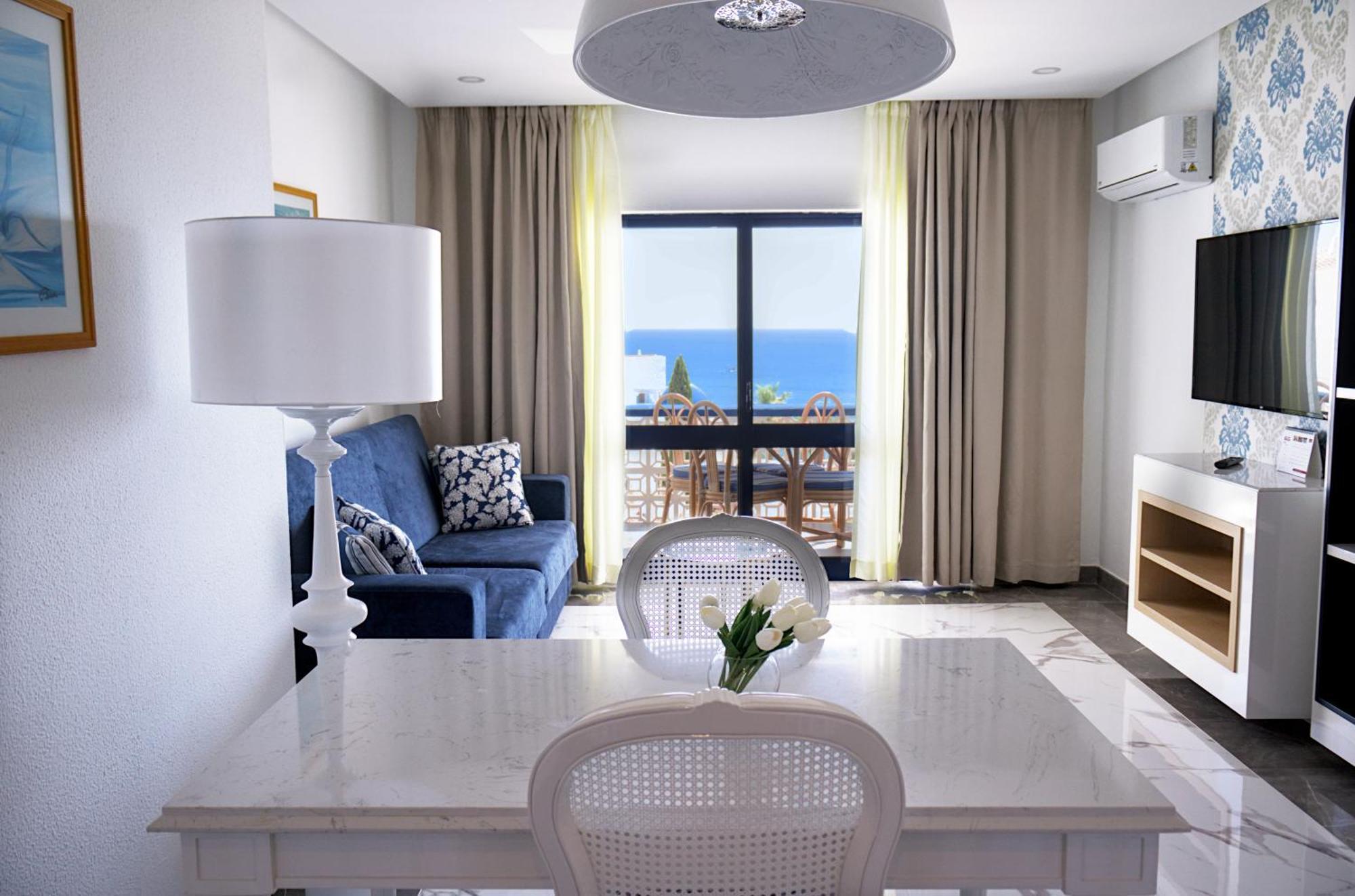 Premier One Bedroom Sea or Pool View Apartment