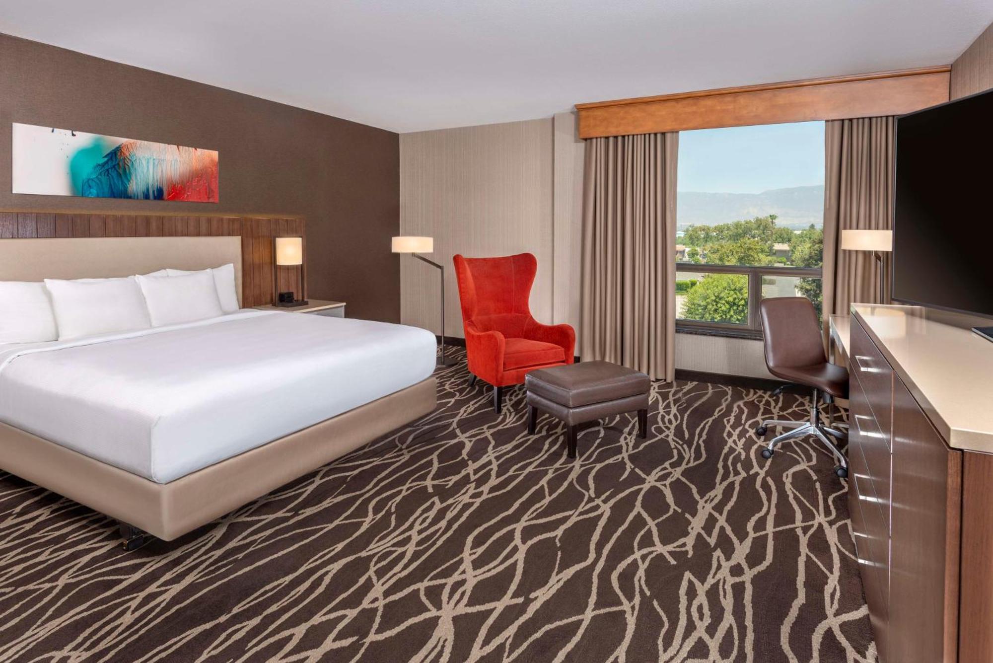 Deluxe King Room with Mountain View,1617855508:JPEG