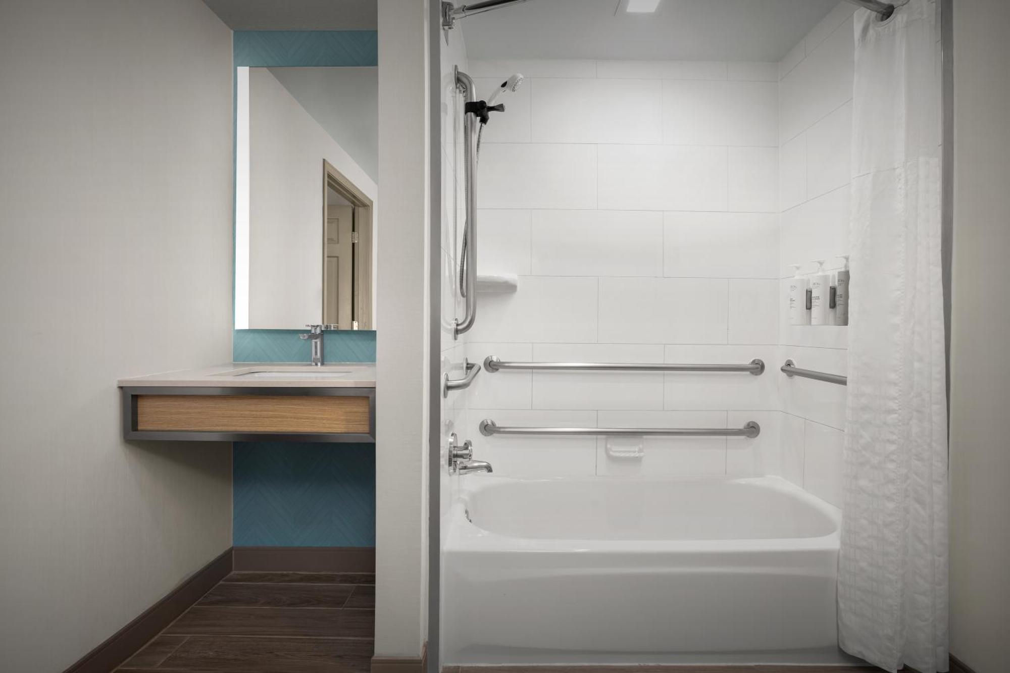 King Room Accessible Tub Mobility Access