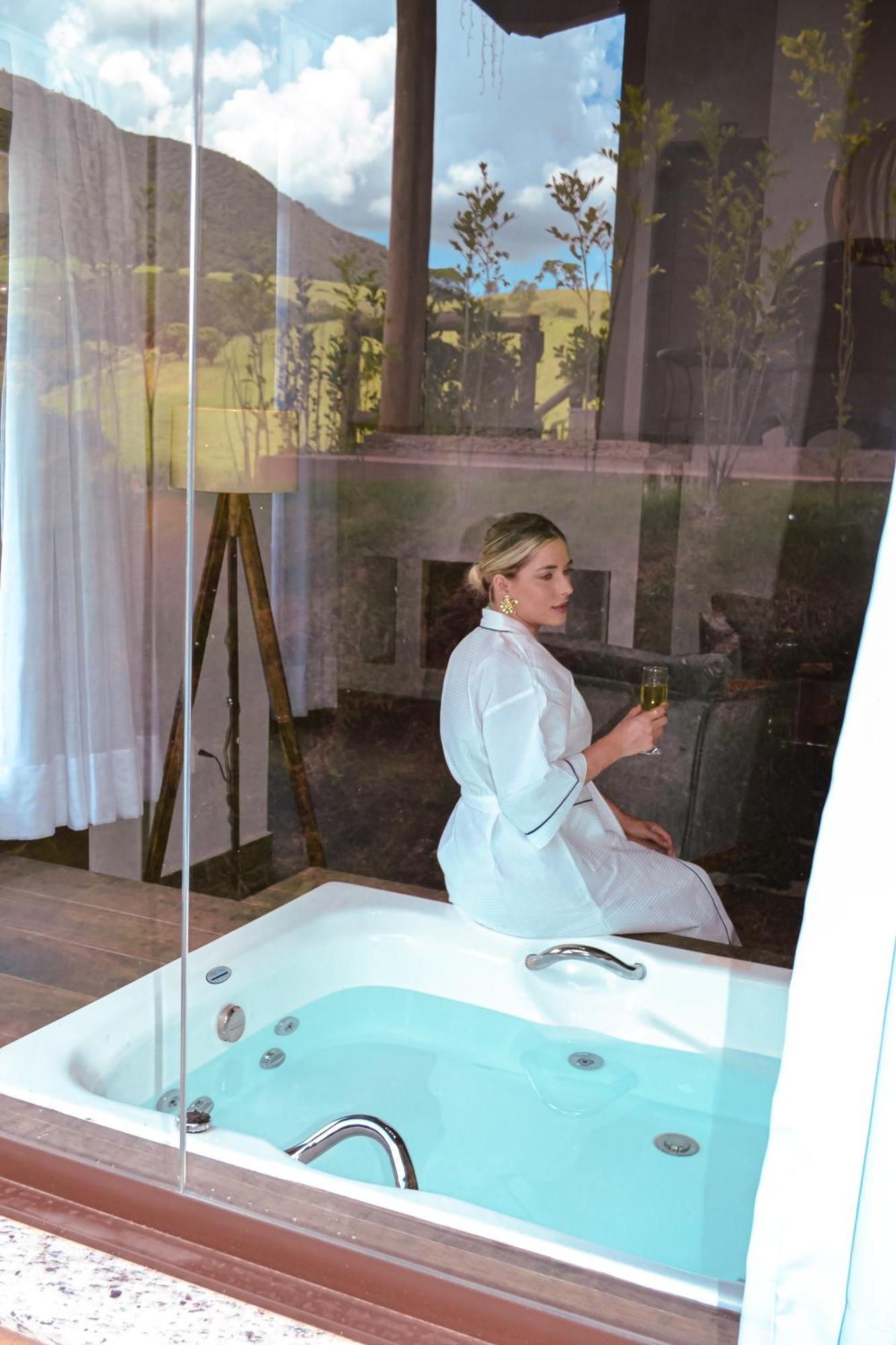 Queen Room Spa Bath,1619279810:JPEG