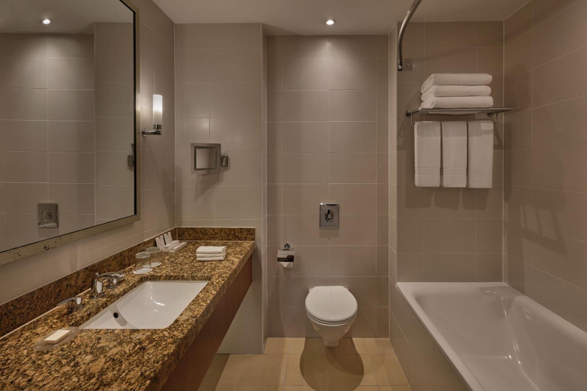 Corner Studio Suite M Club Lounge Access