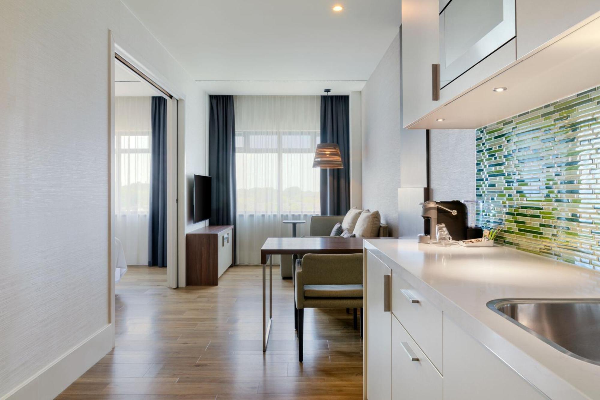 One Bedroom Suite 1 Kingsize Bed