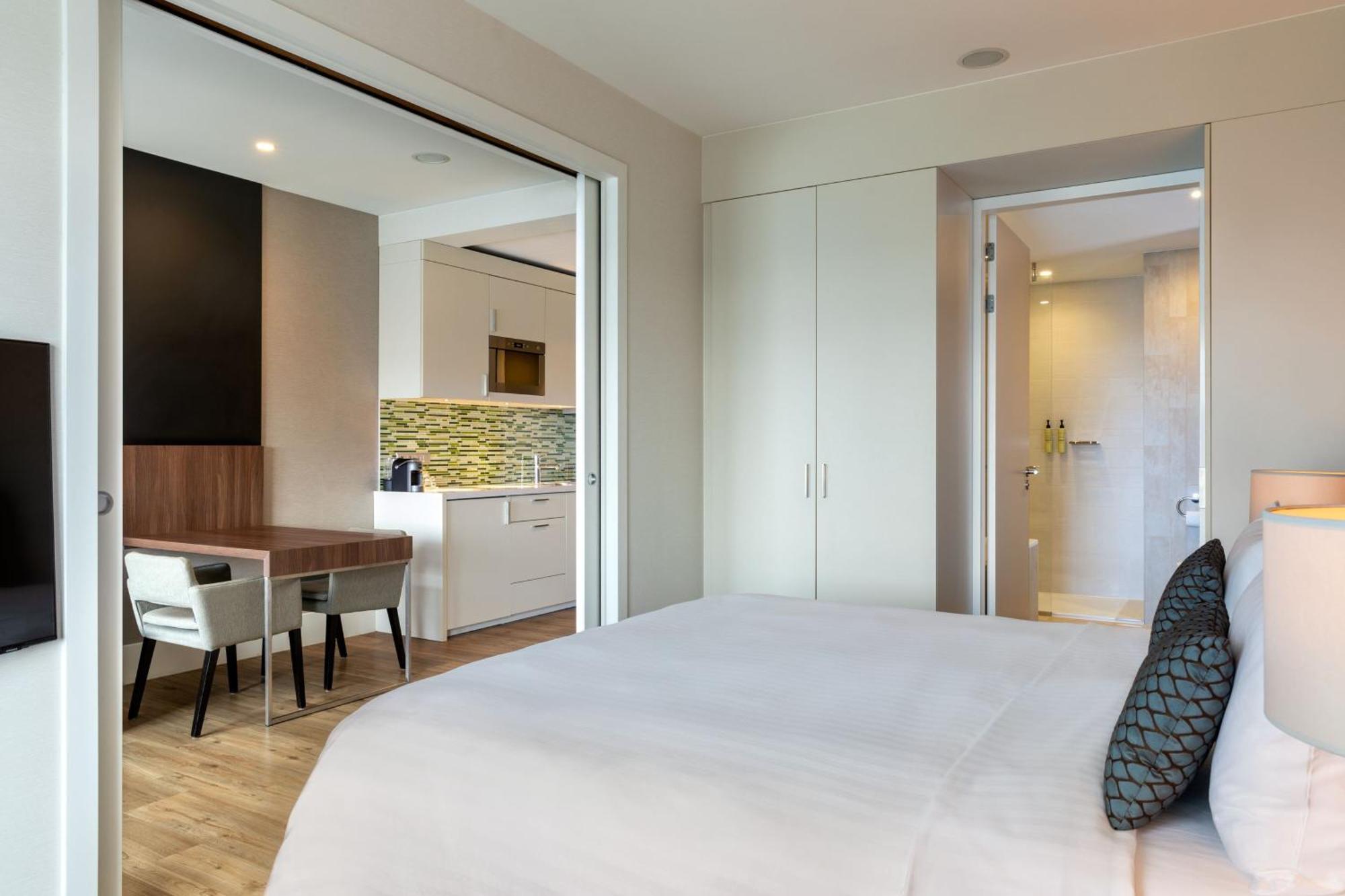 One Bedroom Suite 1 Kingsize Bed